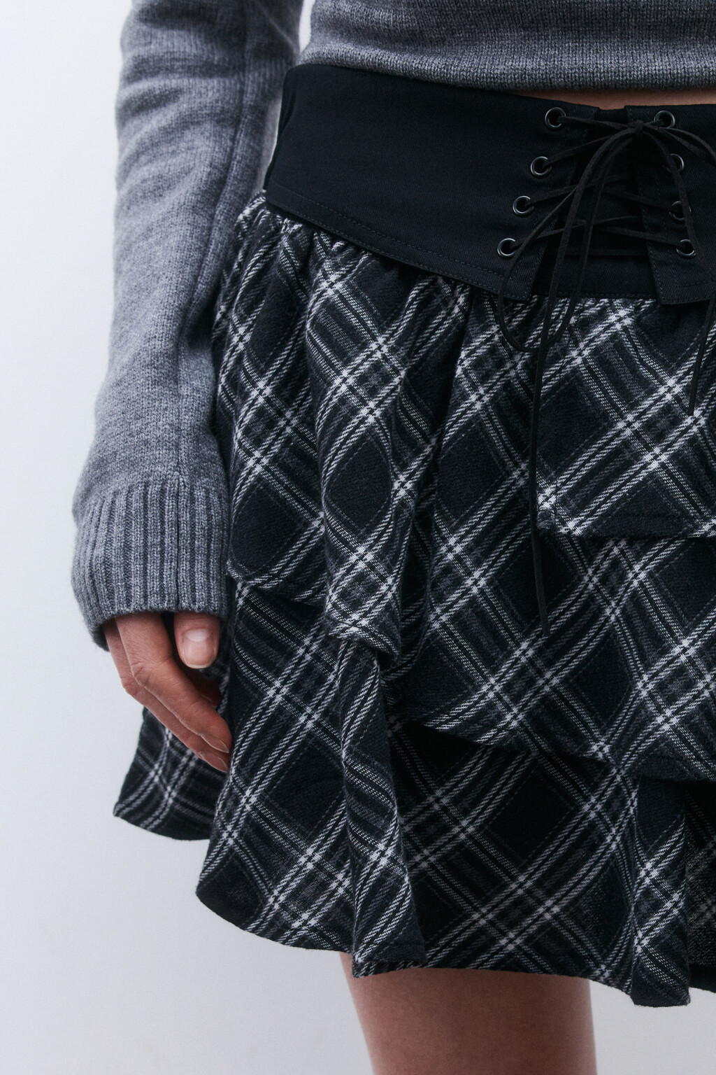 Юбка-шорты с воланами и шнуровкой - цвет черный - 5
