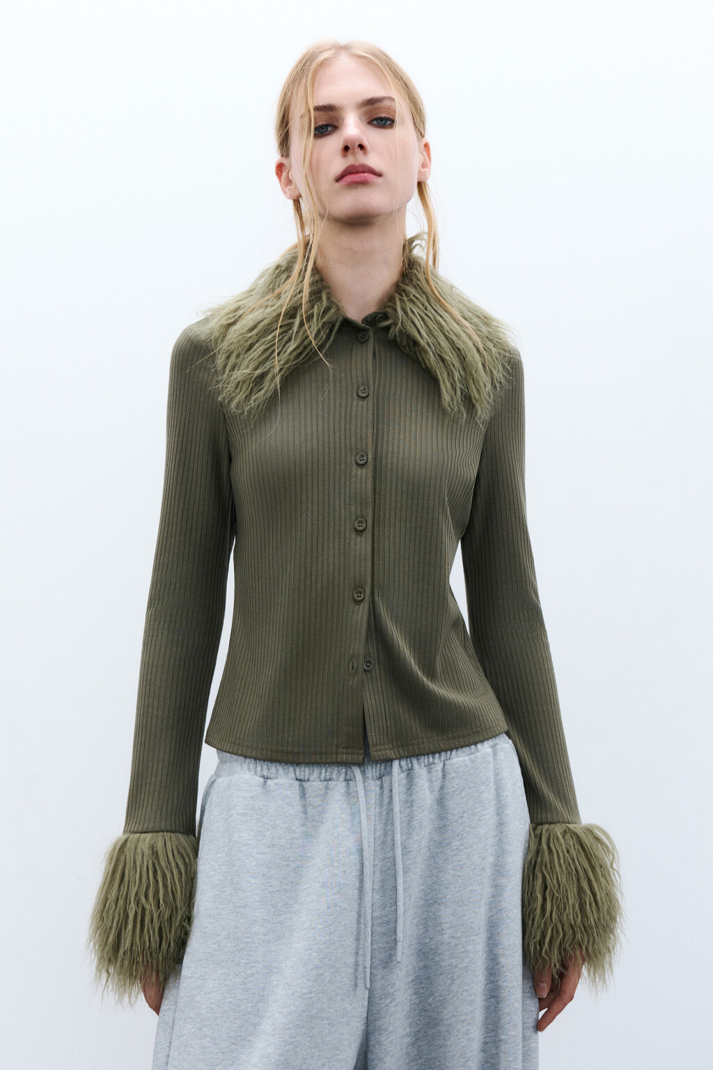 Джемпер на пуговицах с пушистой отделкой - цвет зеленый - 2