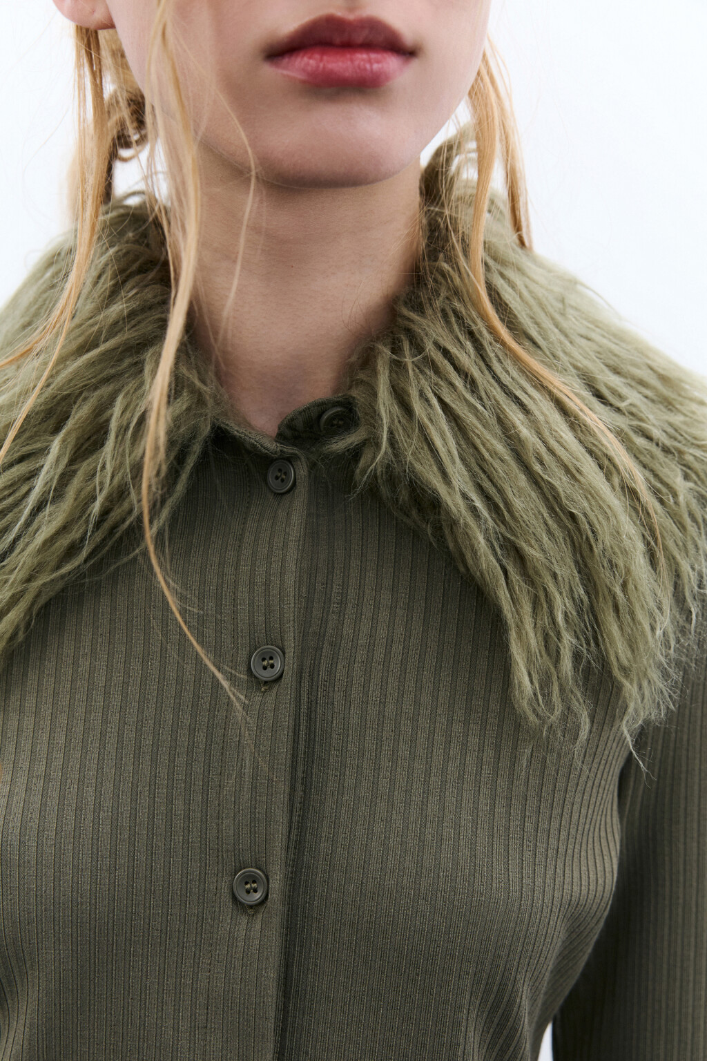 Джемпер на пуговицах с пушистой отделкой - цвет зеленый - 6
