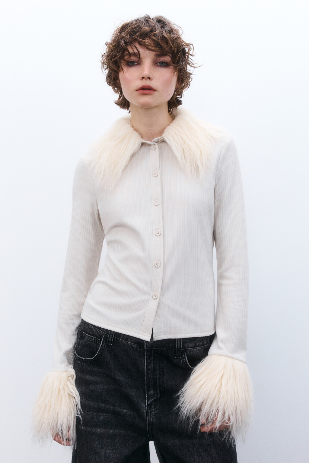 Джемпер на пуговицах с пушистой отделкой - цвет молочный - 2