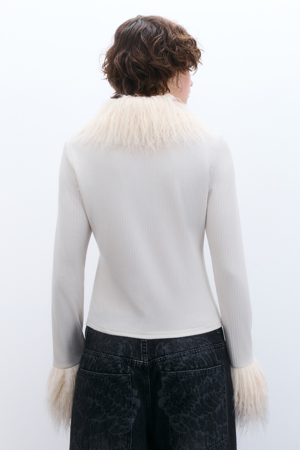 Джемпер на пуговицах с пушистой отделкой - цвет молочный - 3