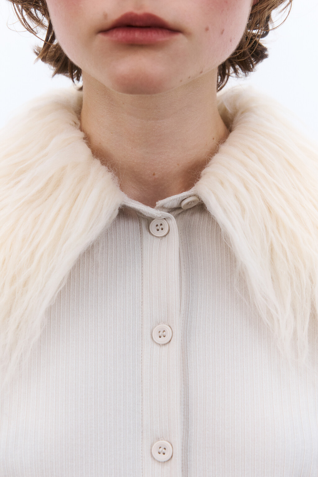 Джемпер на пуговицах с пушистой отделкой - цвет молочный - 5