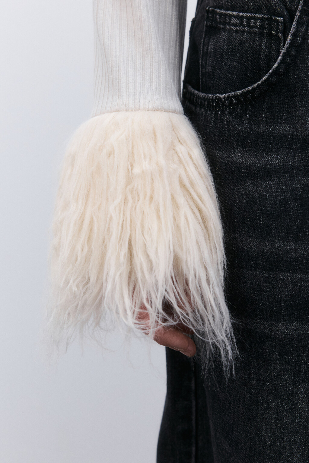 Джемпер на пуговицах с пушистой отделкой - цвет молочный - 6