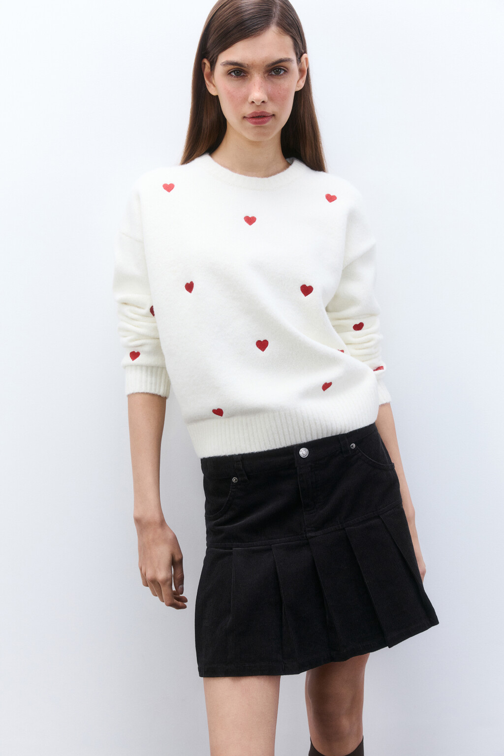 Джемпер вязаный с вышивкой-сердечками - цвет белый - 1