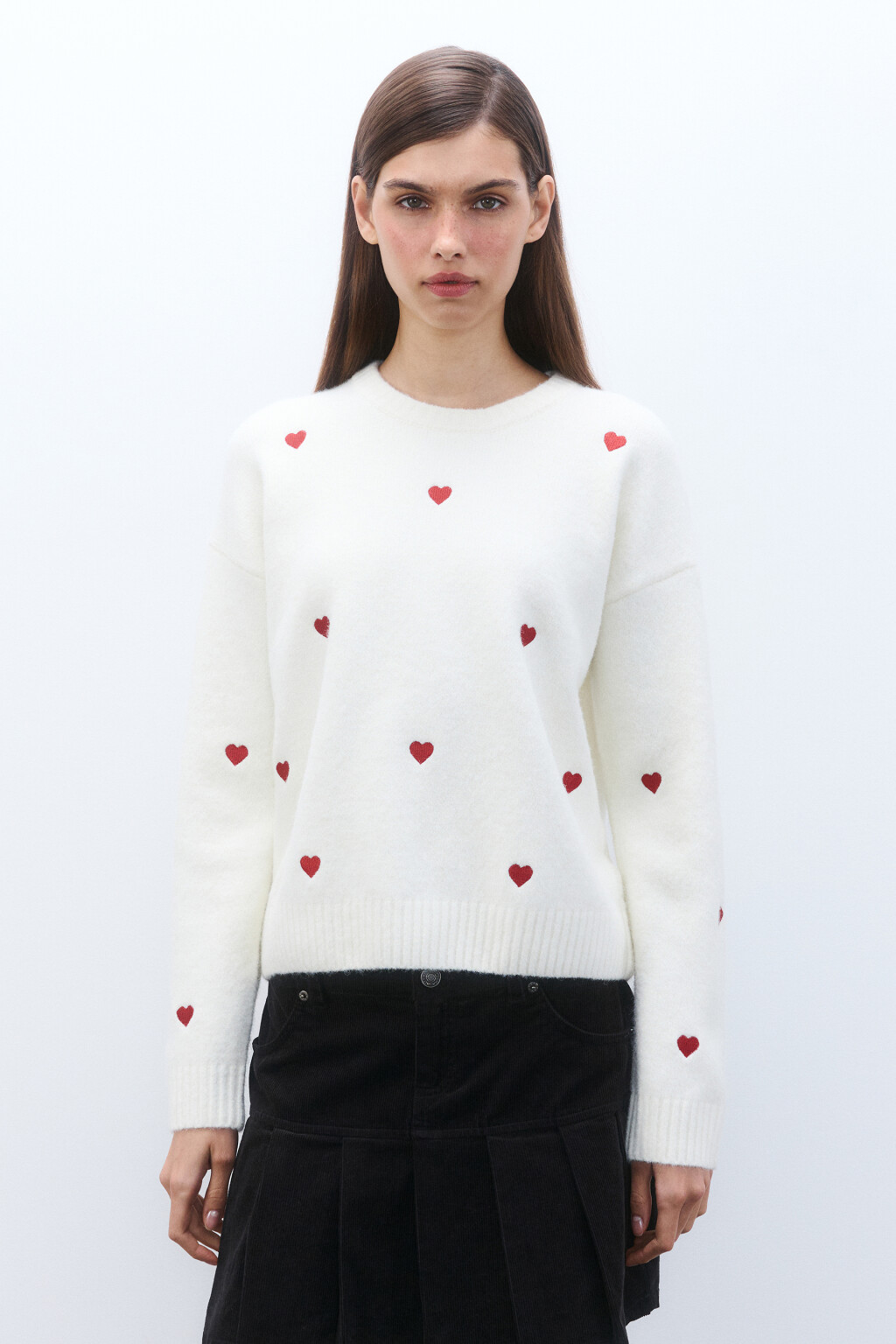 Джемпер вязаный с вышивкой-сердечками - цвет белый - 2