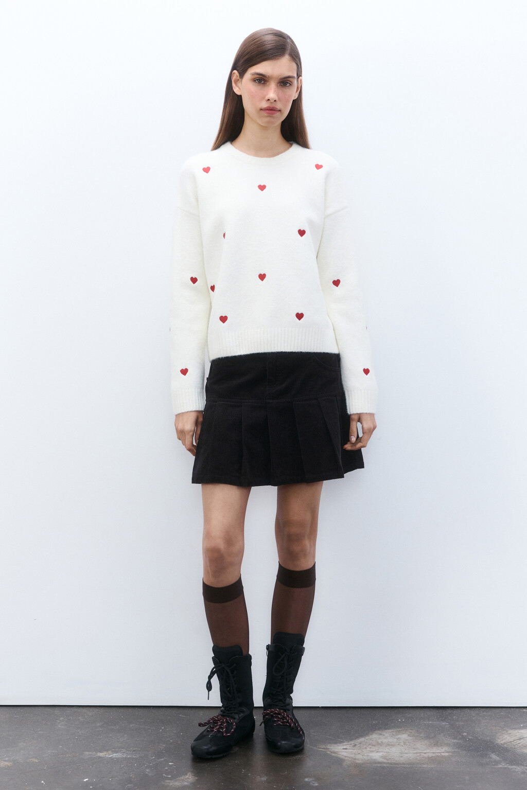 Джемпер вязаный с вышивкой-сердечками - цвет белый - 4