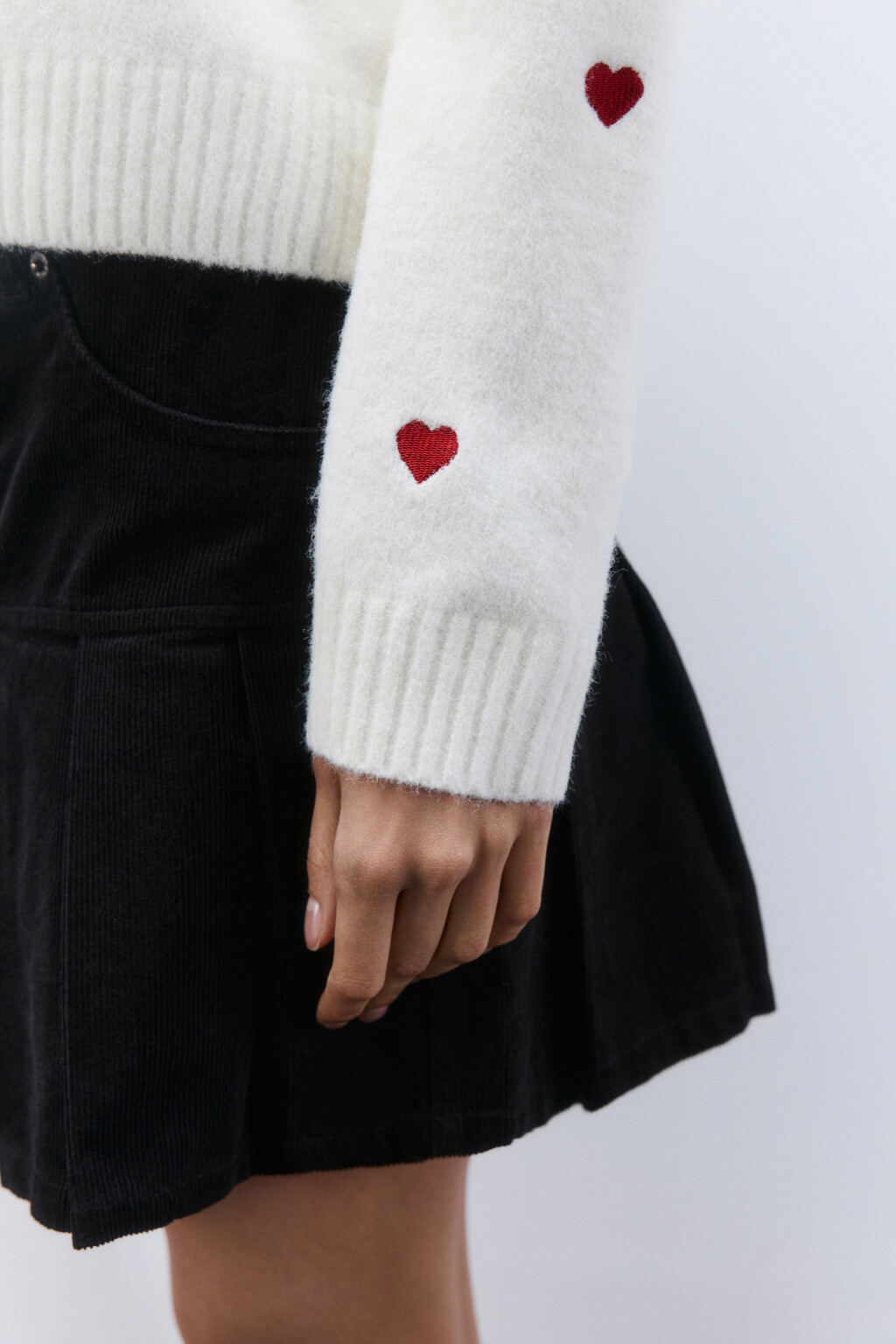 Джемпер вязаный с вышивкой-сердечками - цвет белый - 6