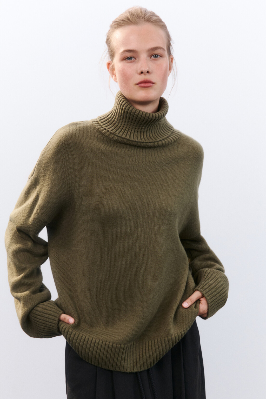 Свитер oversize с горлом - цвет зеленый - 1