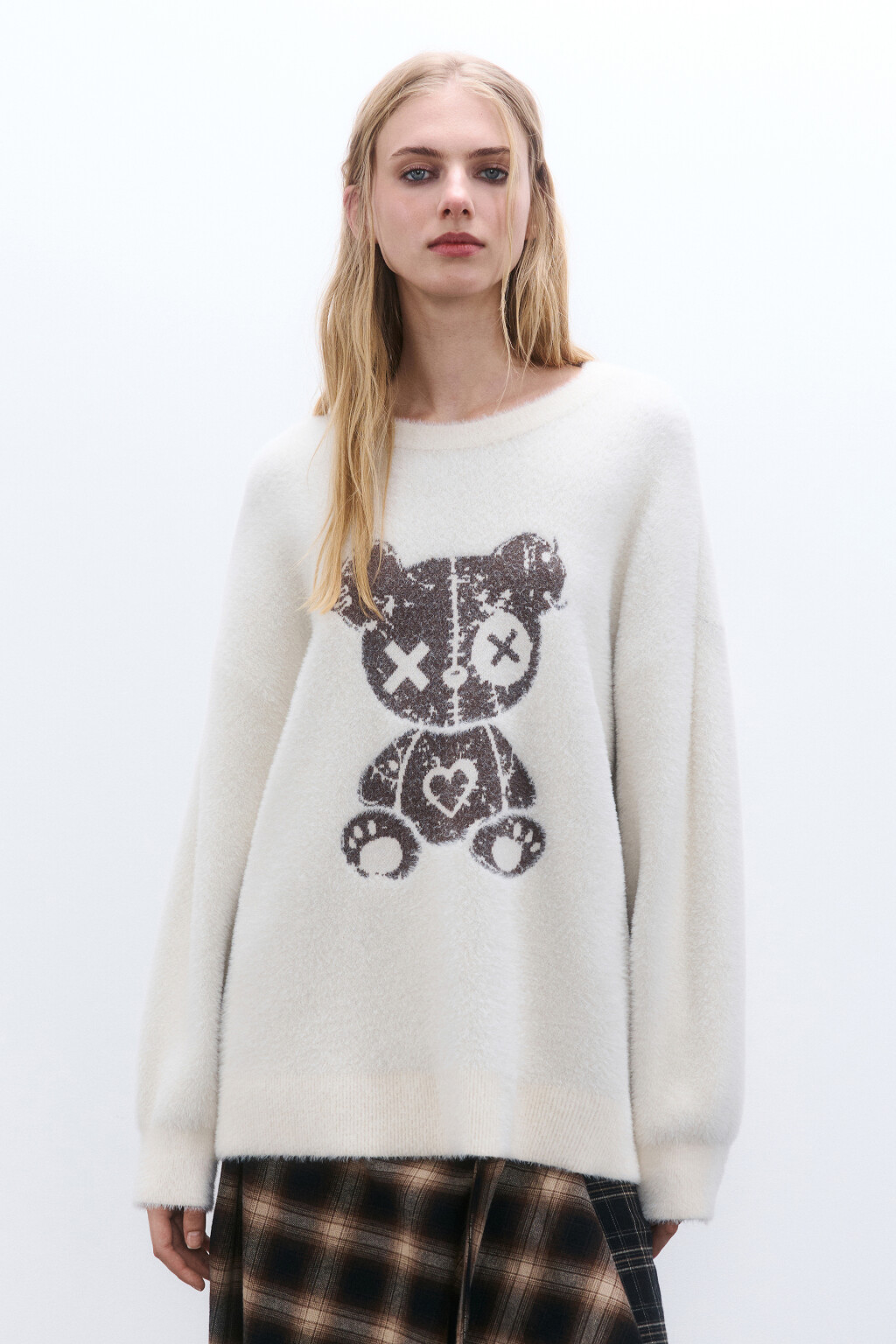 Джемпер вязаный пушистый с принтом - цвет молочный - 3