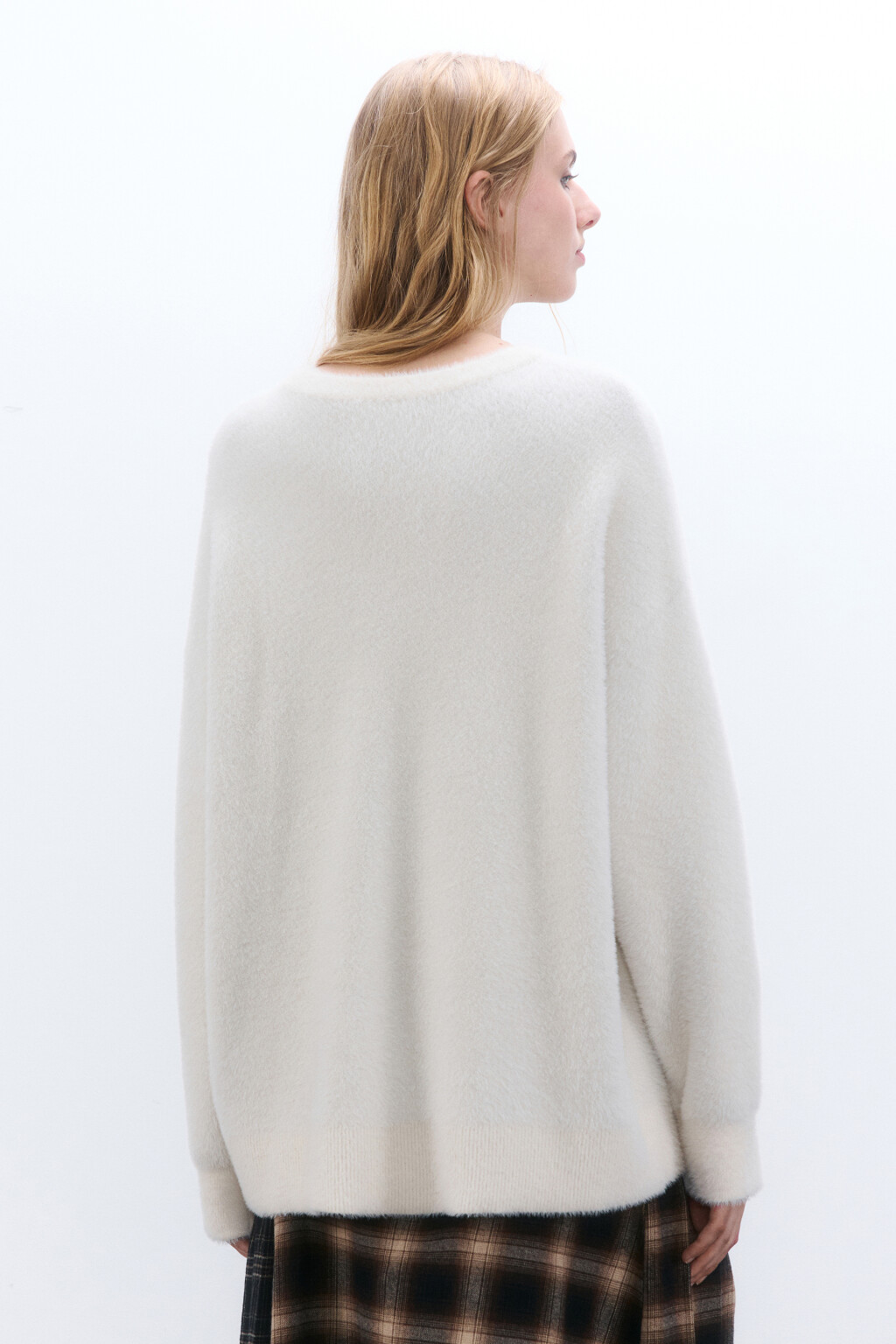 Джемпер вязаный пушистый с принтом - цвет молочный - 4