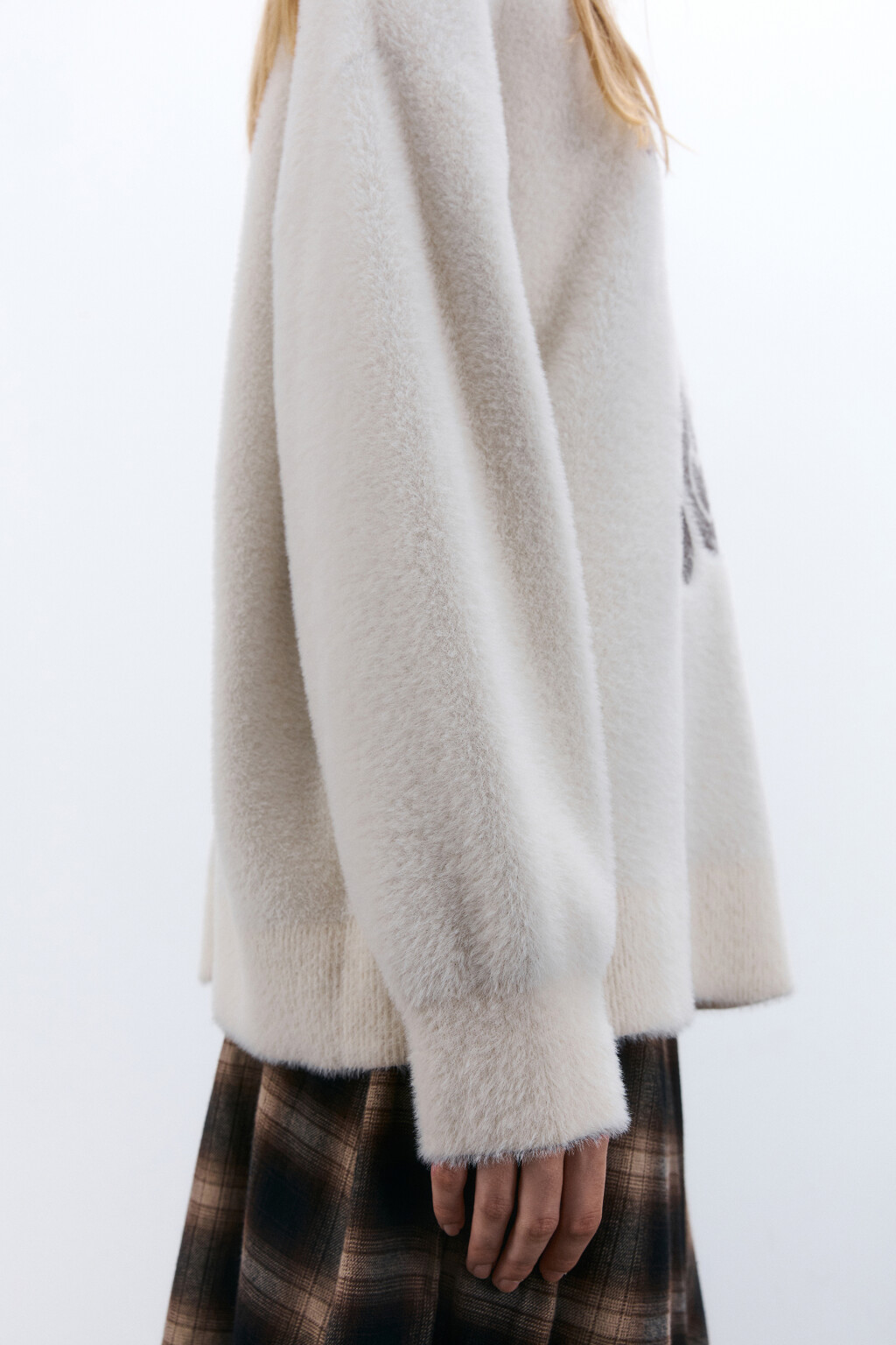 Джемпер вязаный пушистый с принтом - цвет молочный - 7