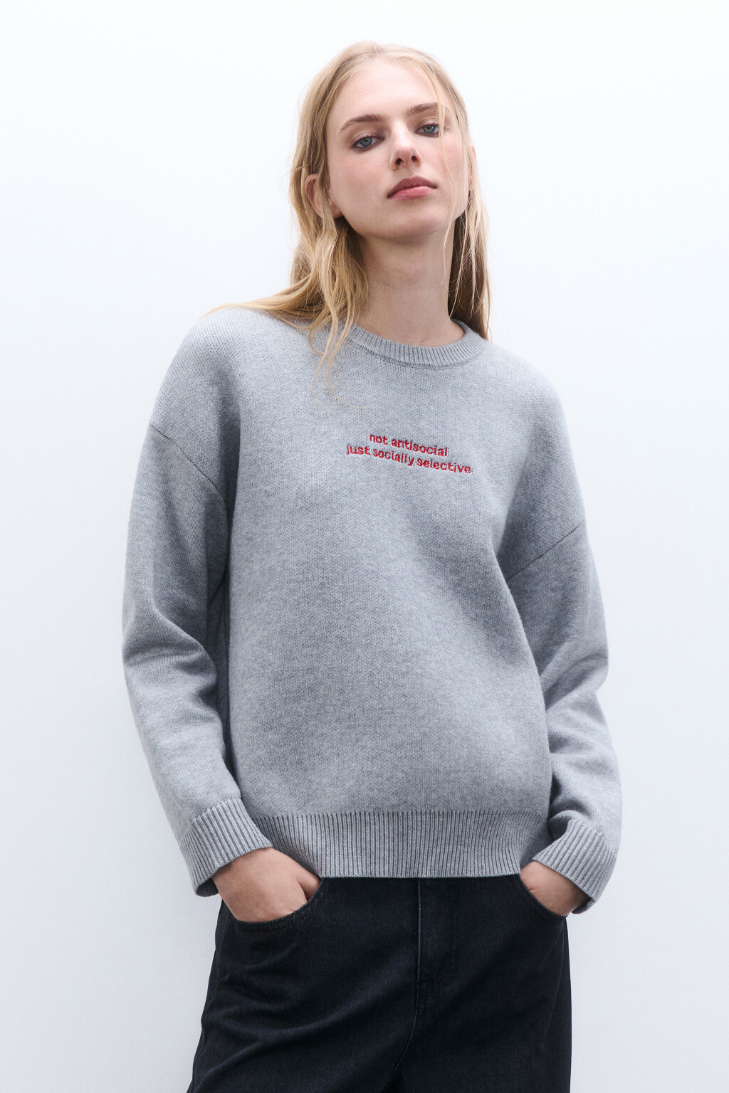 Джемпер вязаный с надписью - цвет серый - 2