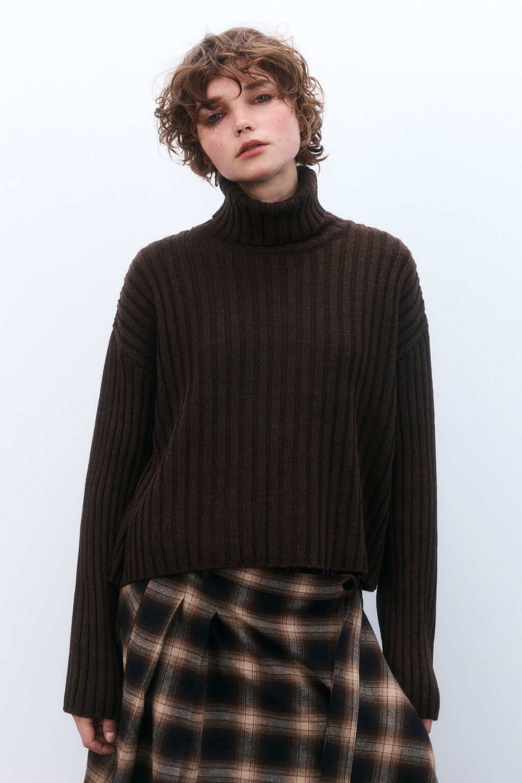 Свитер короткий вязаный в рубчик - цвет коричневый - 2