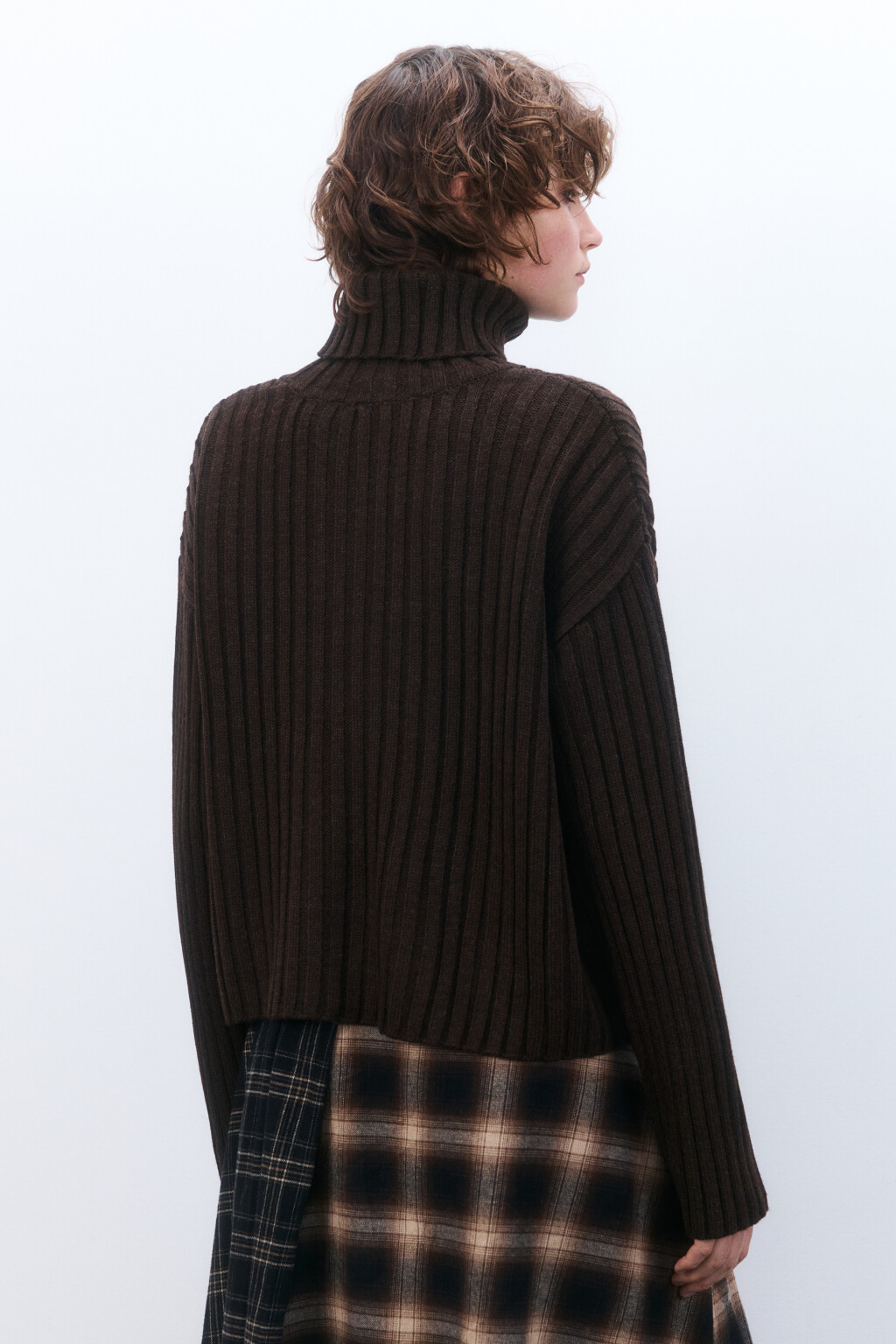 Свитер короткий вязаный в рубчик - цвет коричневый - 3