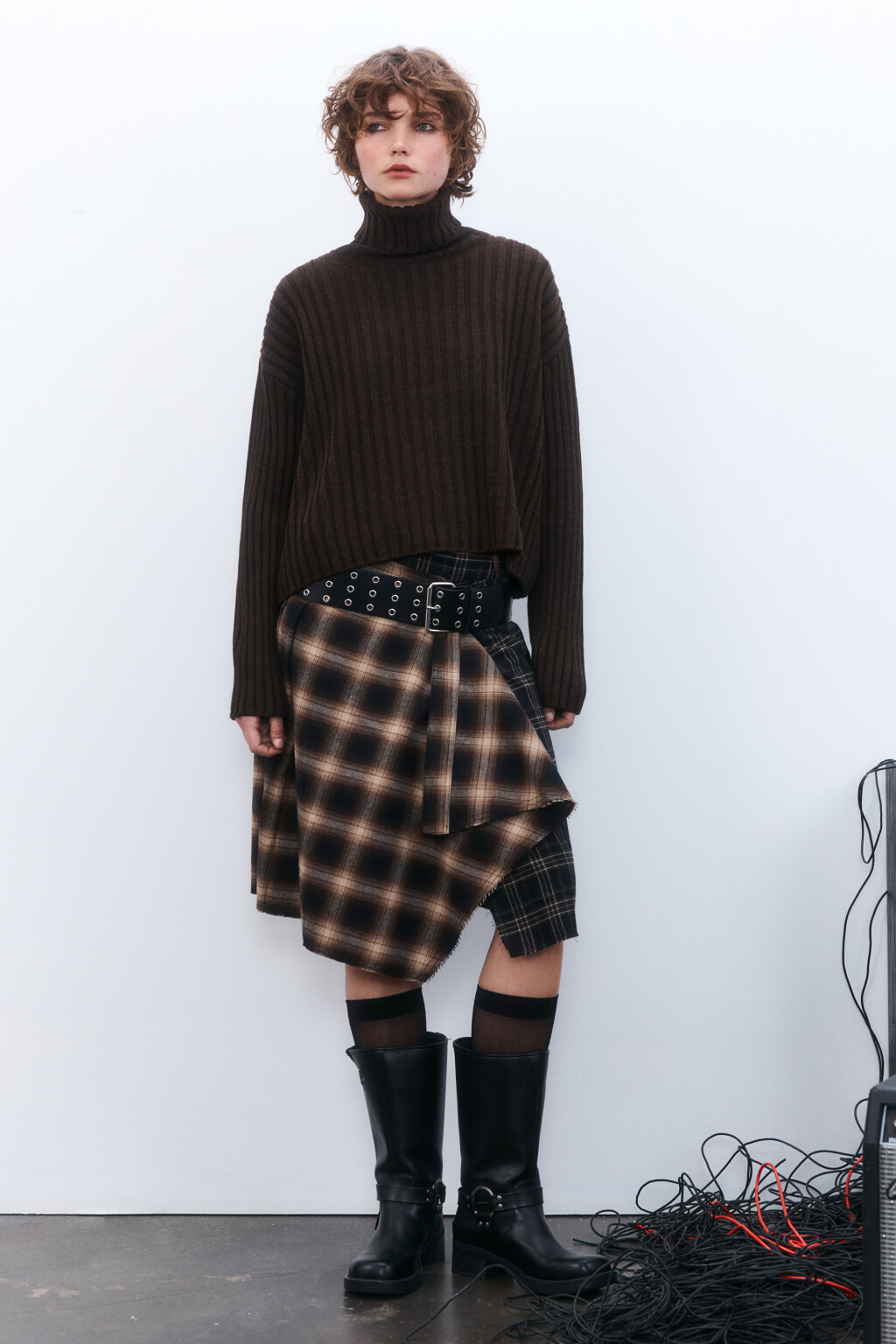 Свитер короткий вязаный в рубчик - цвет коричневый - 4