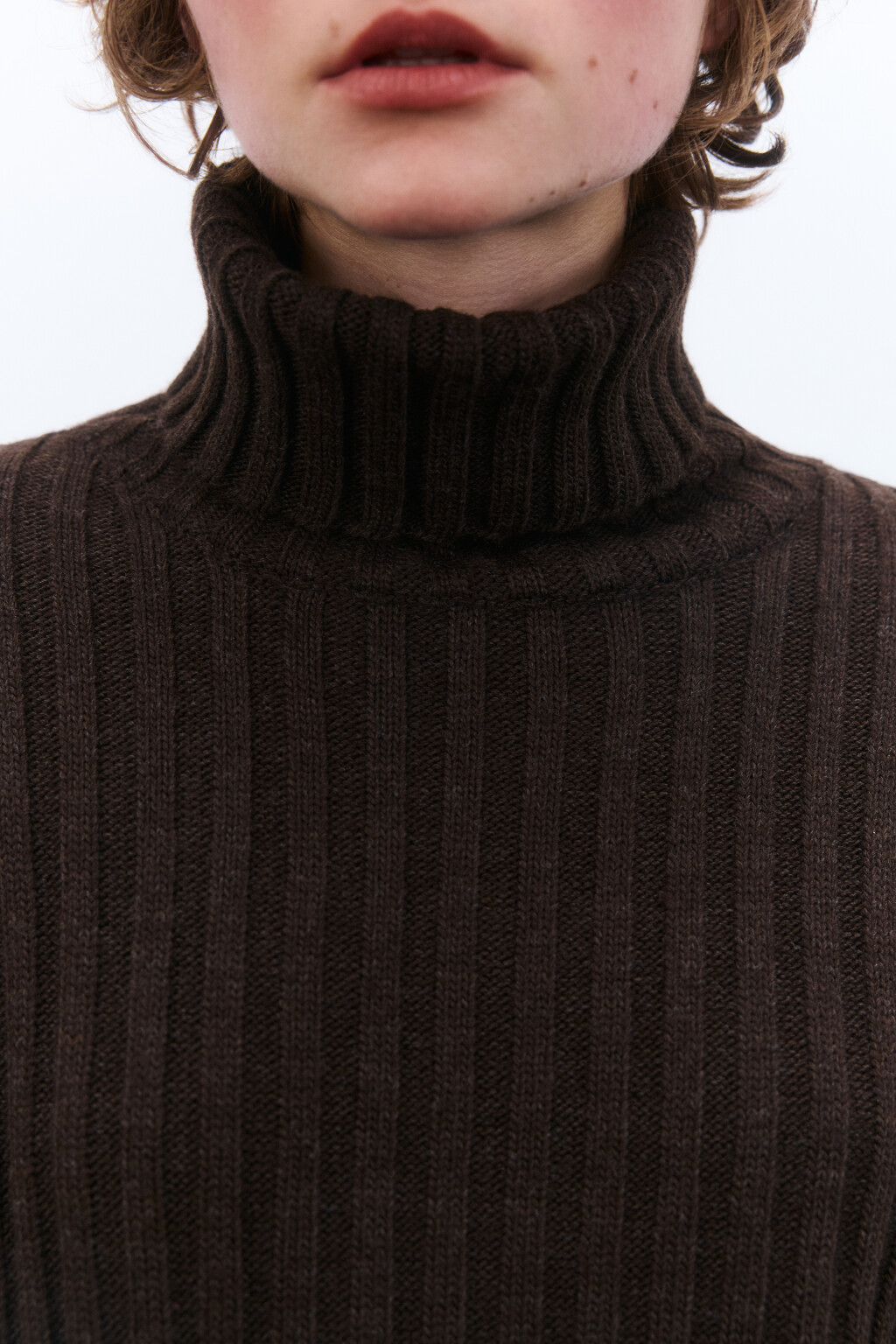 Свитер короткий вязаный в рубчик - цвет коричневый - 5
