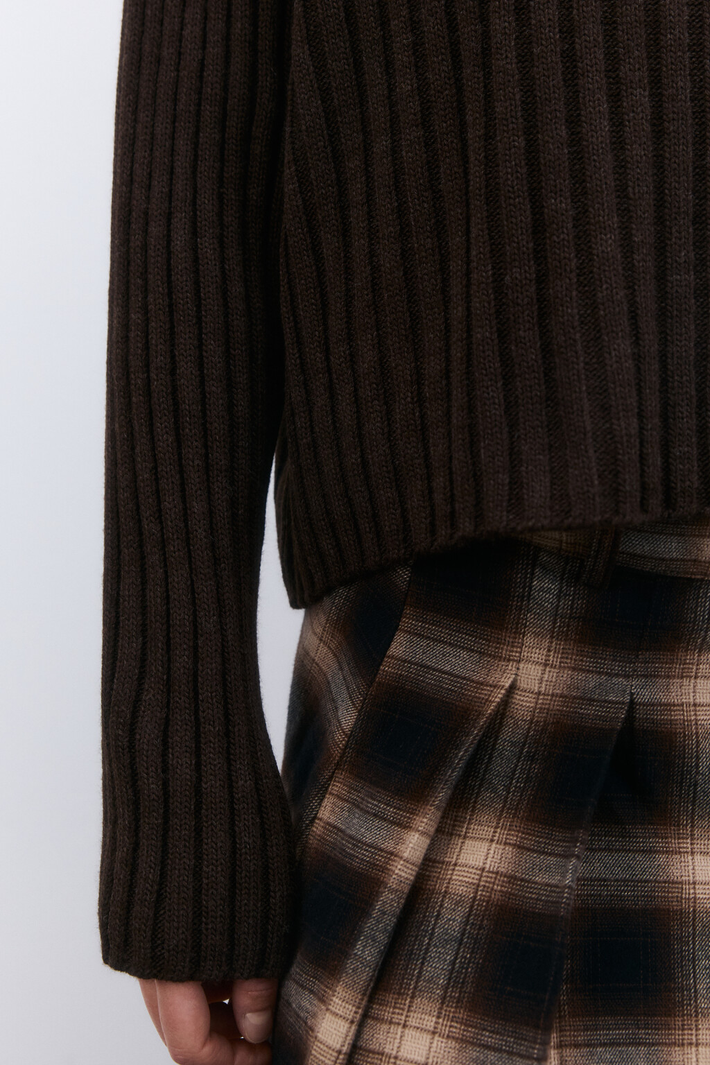 Свитер короткий вязаный в рубчик - цвет коричневый - 6