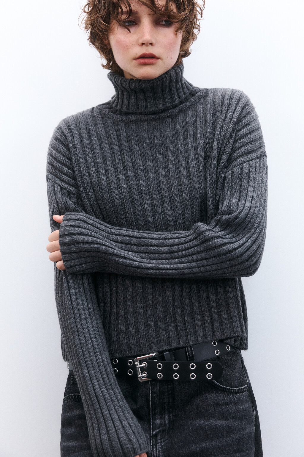 Свитер короткий вязаный в рубчик - цвет серый - 1