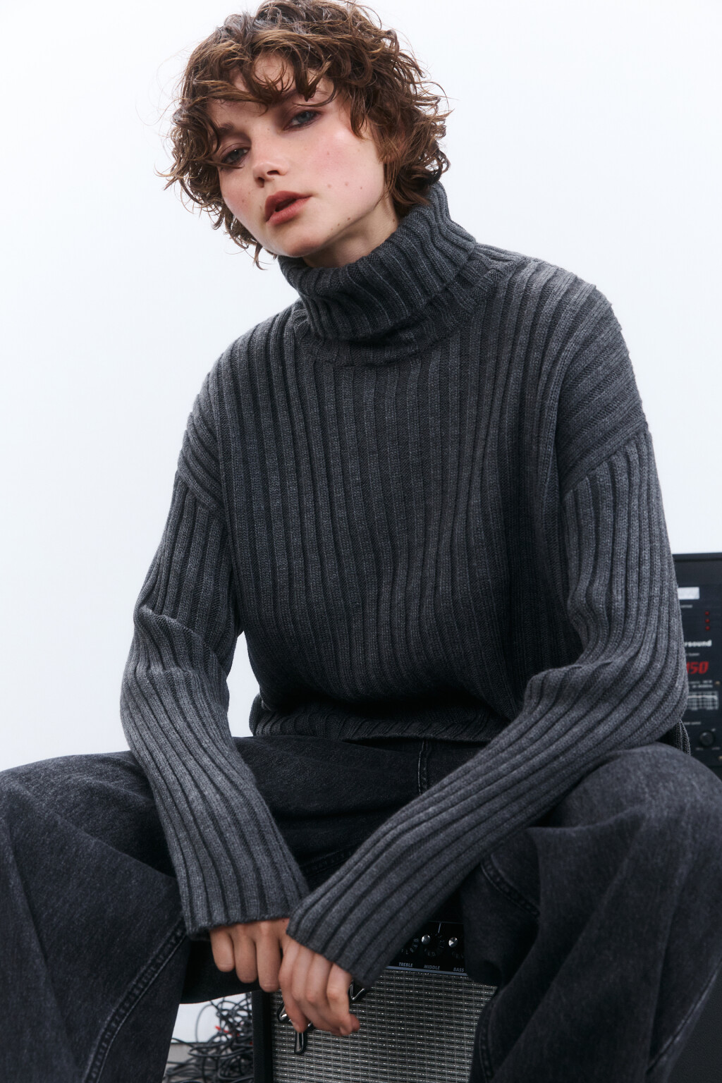 Свитер короткий вязаный в рубчик - цвет серый - 2