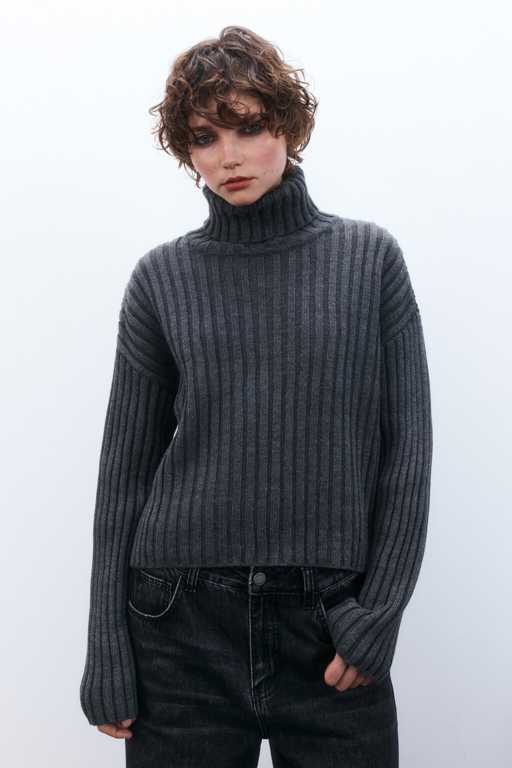 Свитер короткий вязаный в рубчик - цвет серый - 3