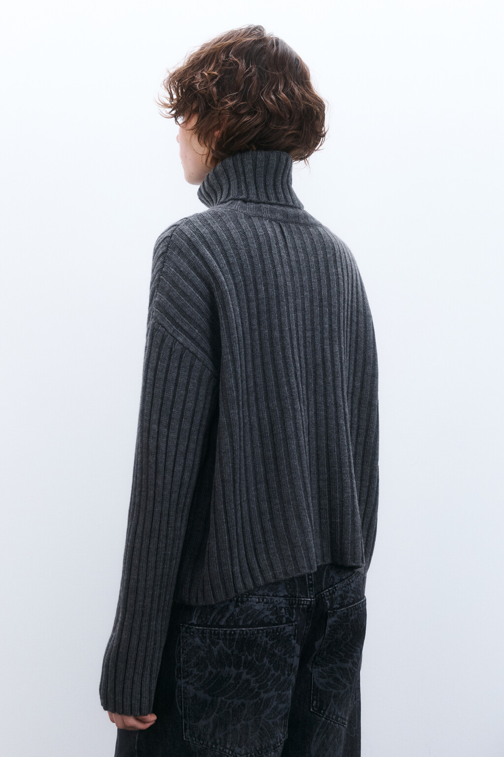 Свитер короткий вязаный в рубчик - цвет серый - 4