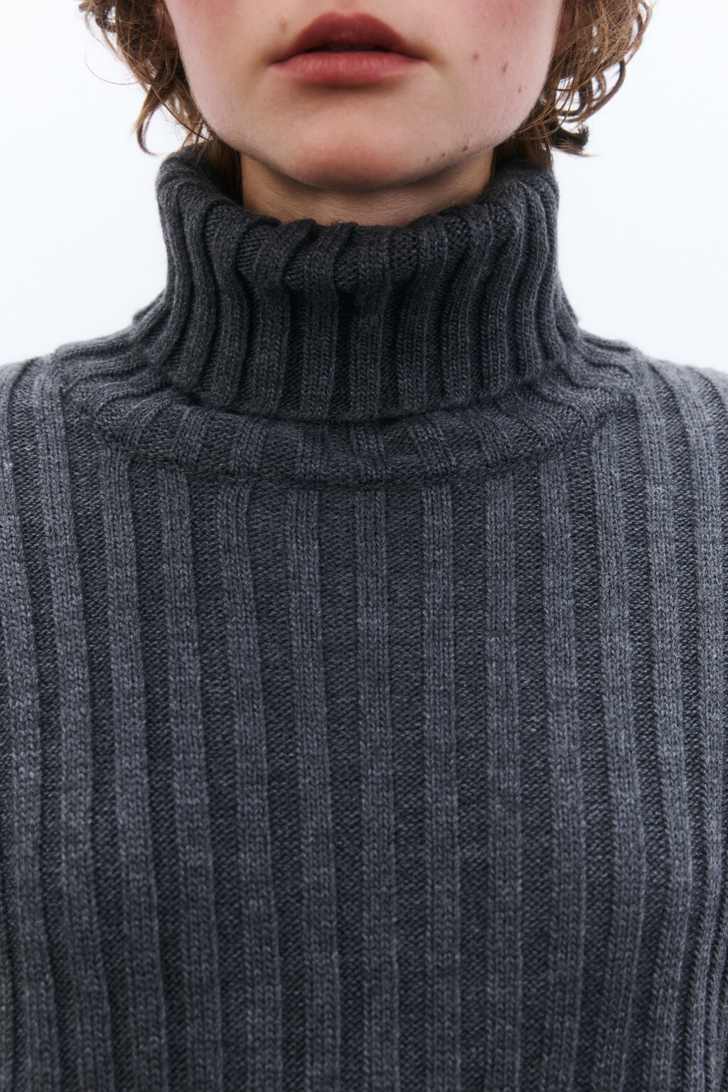 Свитер короткий вязаный в рубчик - цвет серый - 6