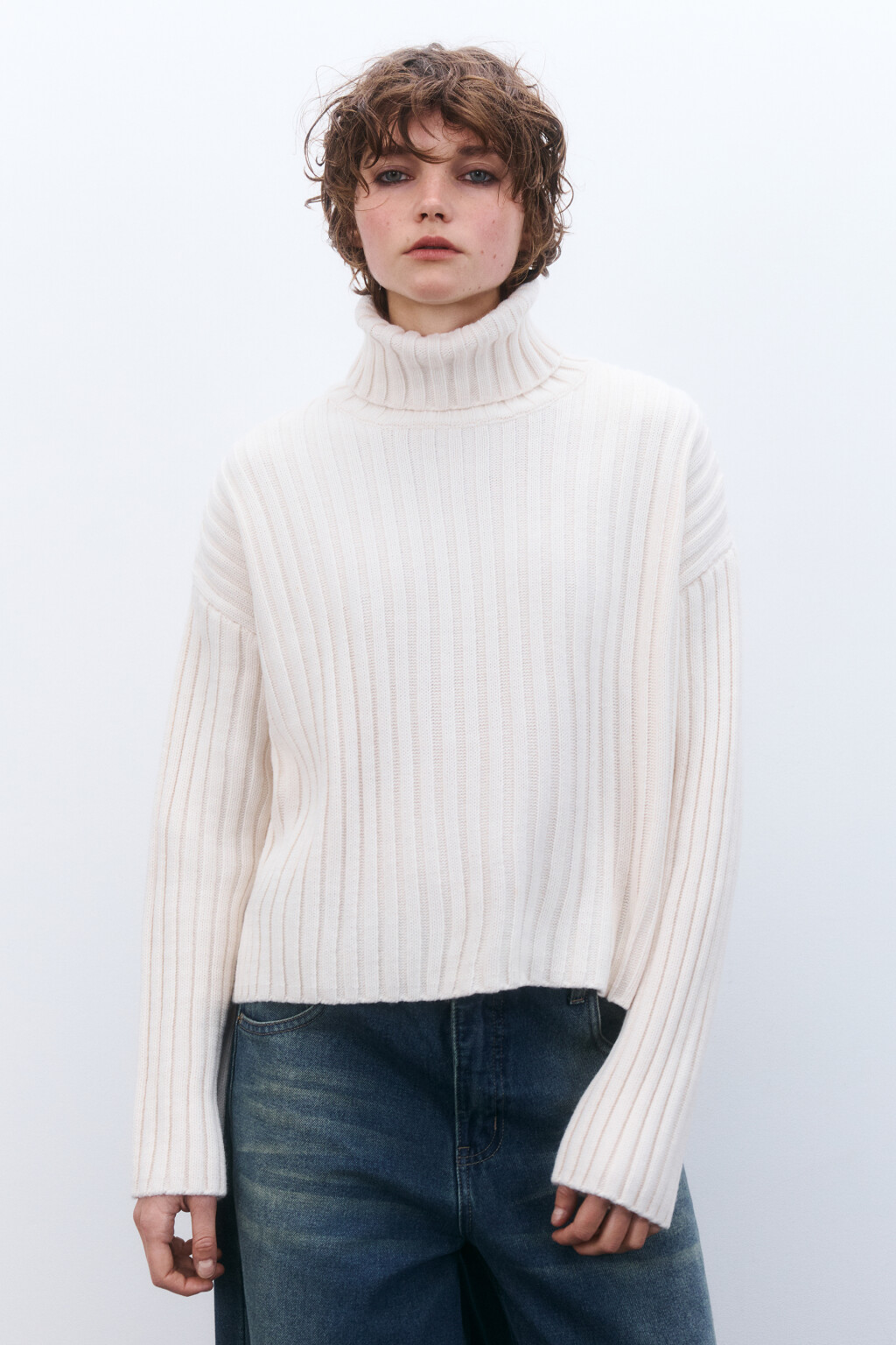 Свитер короткий вязаный в рубчик - цвет молочный - 2