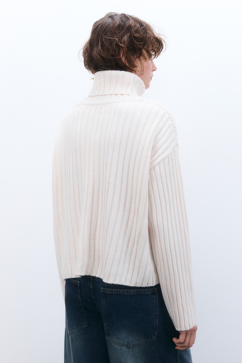 Свитер короткий вязаный в рубчик - цвет молочный - 3