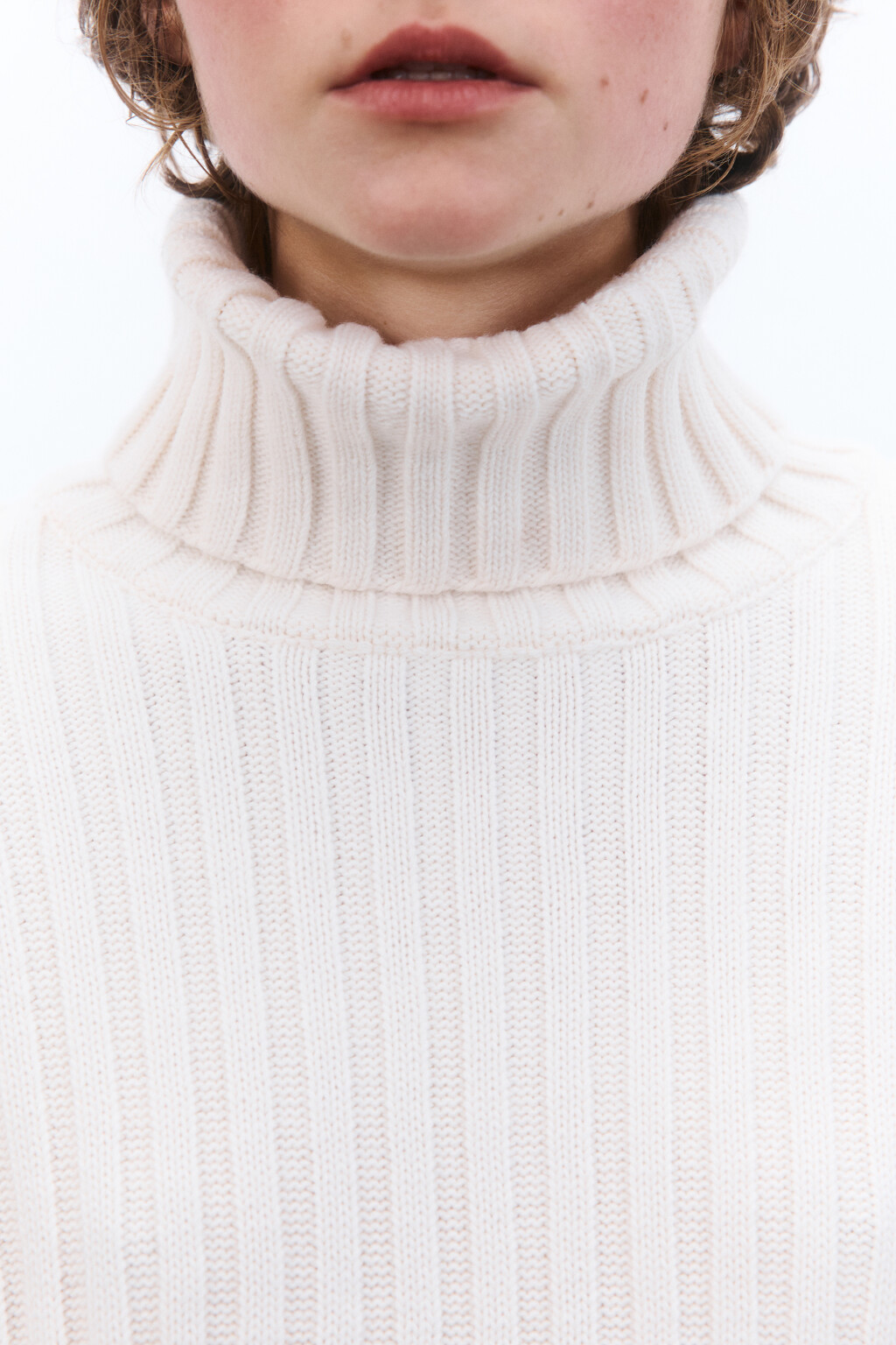 Свитер короткий вязаный в рубчик - цвет молочный - 5