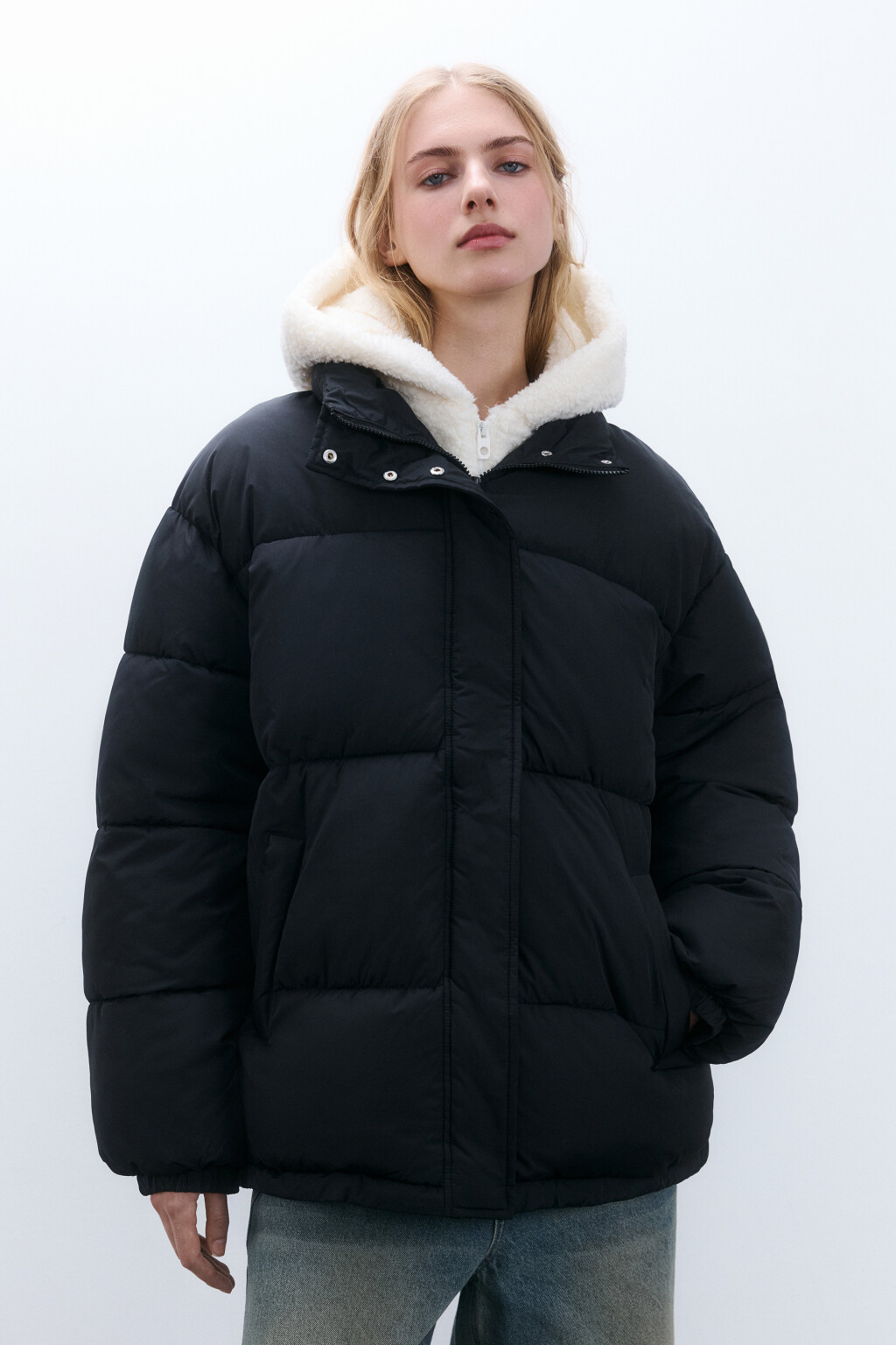 Куртка стеганая с плюшевым капюшоном - цвет черный - 2
