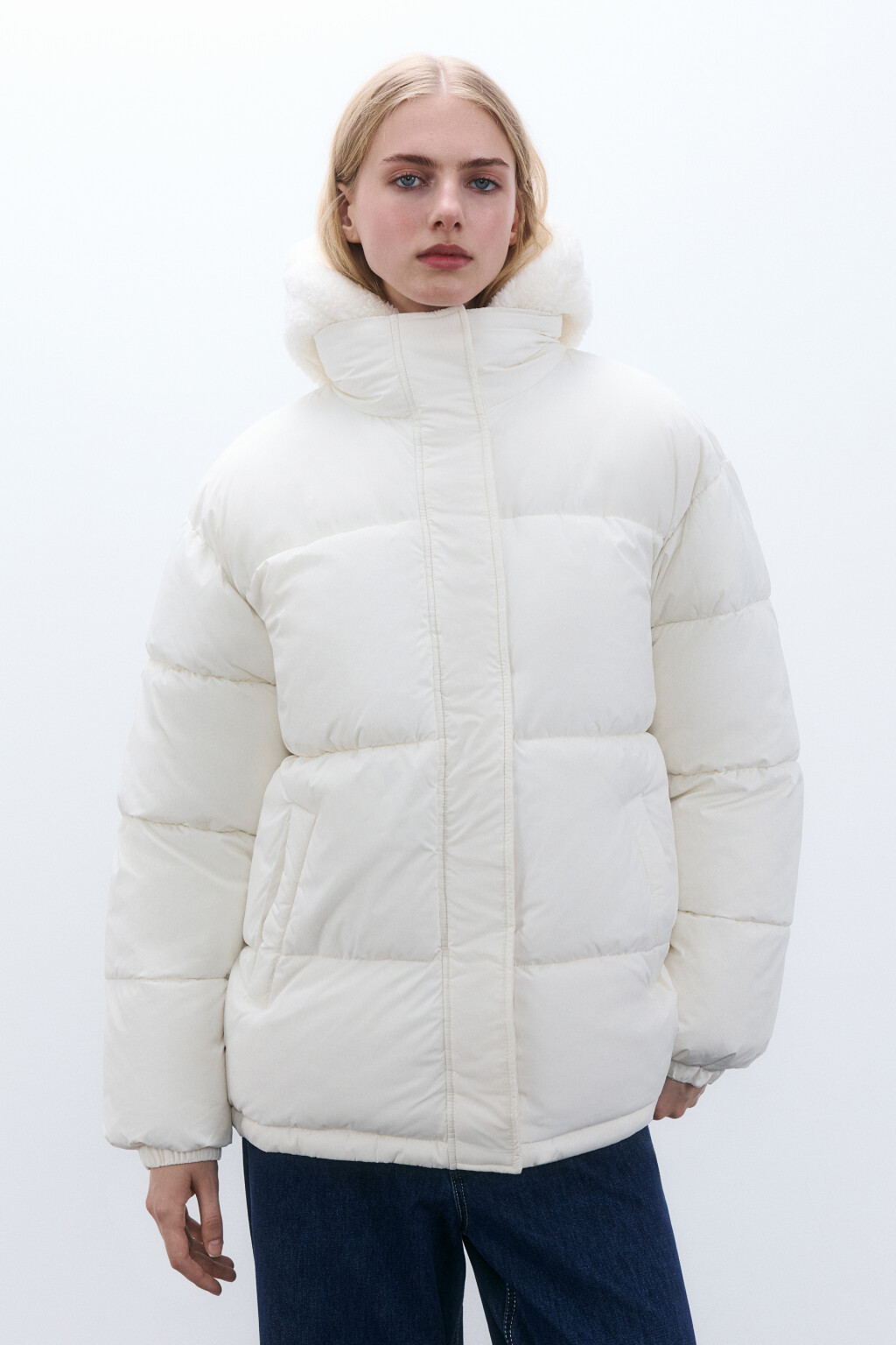 Куртка стеганая с плюшевым капюшоном - цвет молочный - 2