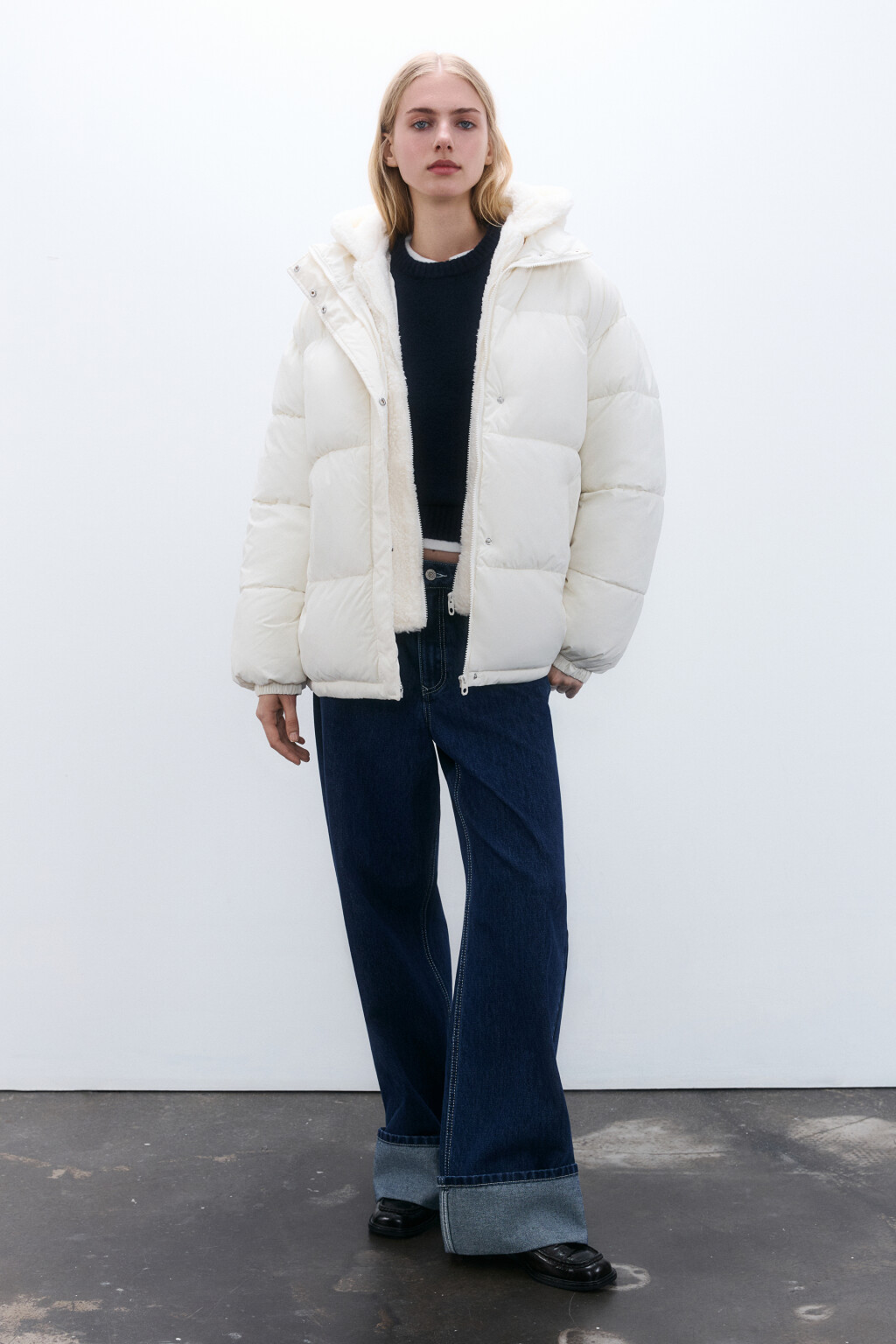 Куртка стеганая с плюшевым капюшоном - цвет молочный - 4
