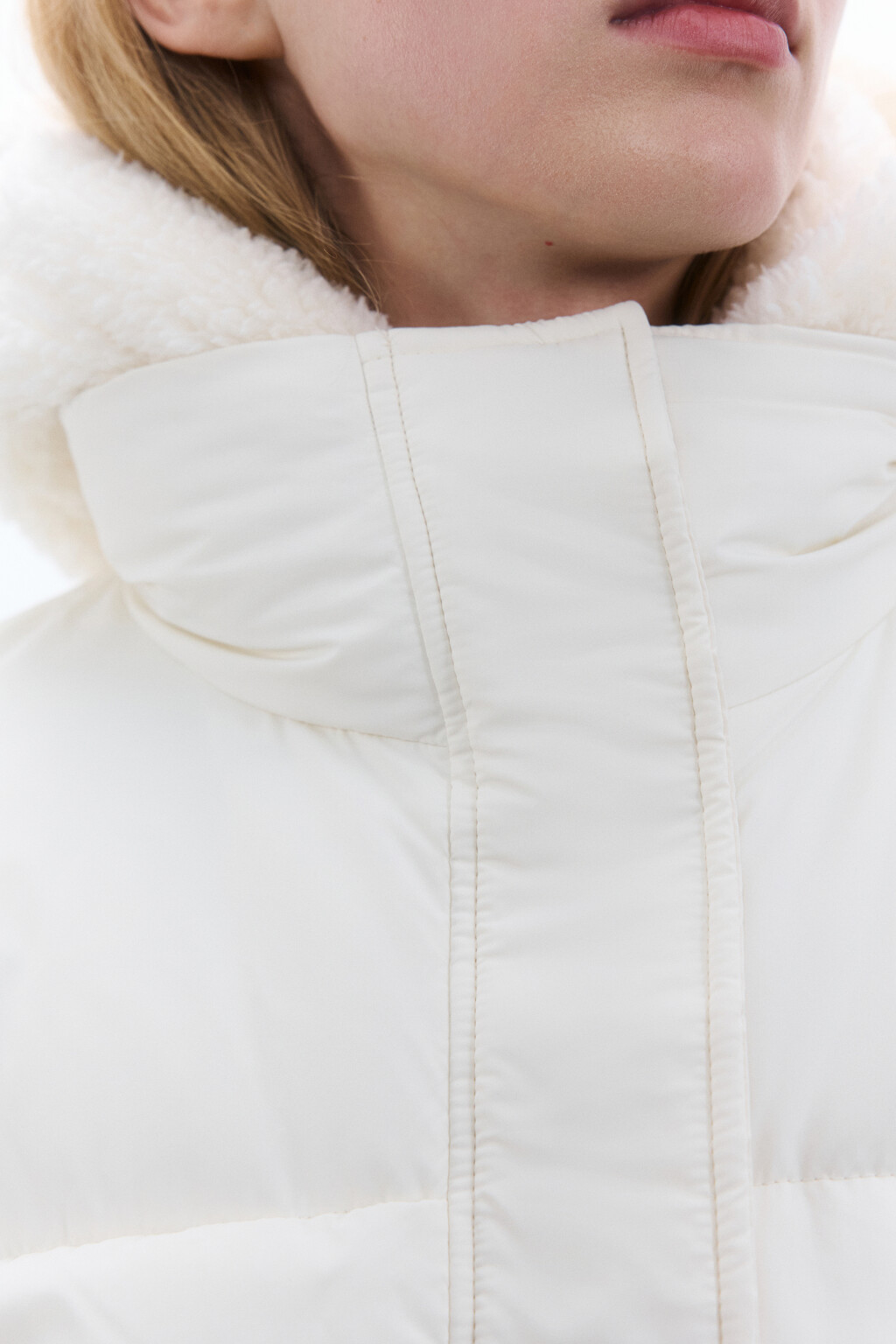 Куртка стеганая с плюшевым капюшоном - цвет молочный - 5