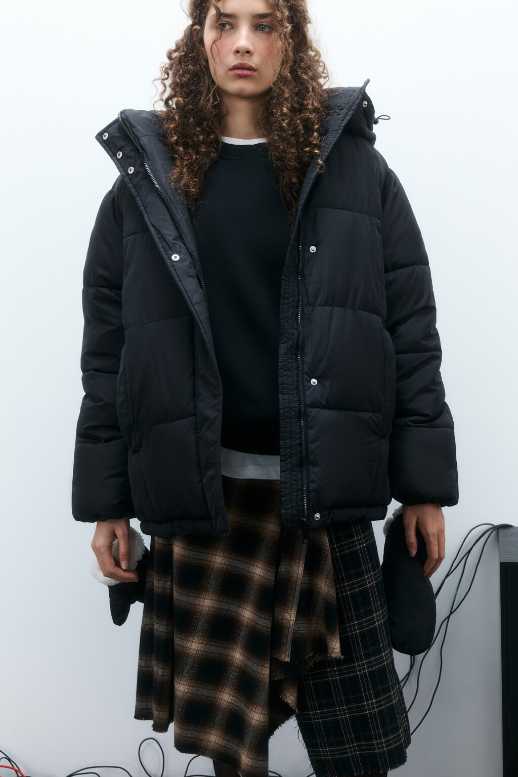 Куртка стеганая с капюшоном и рукавицами - цвет черный - 1