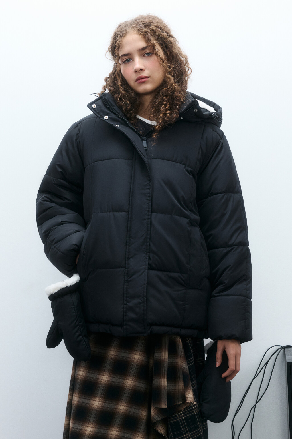 Куртка стеганая с капюшоном и рукавицами - цвет черный - 3