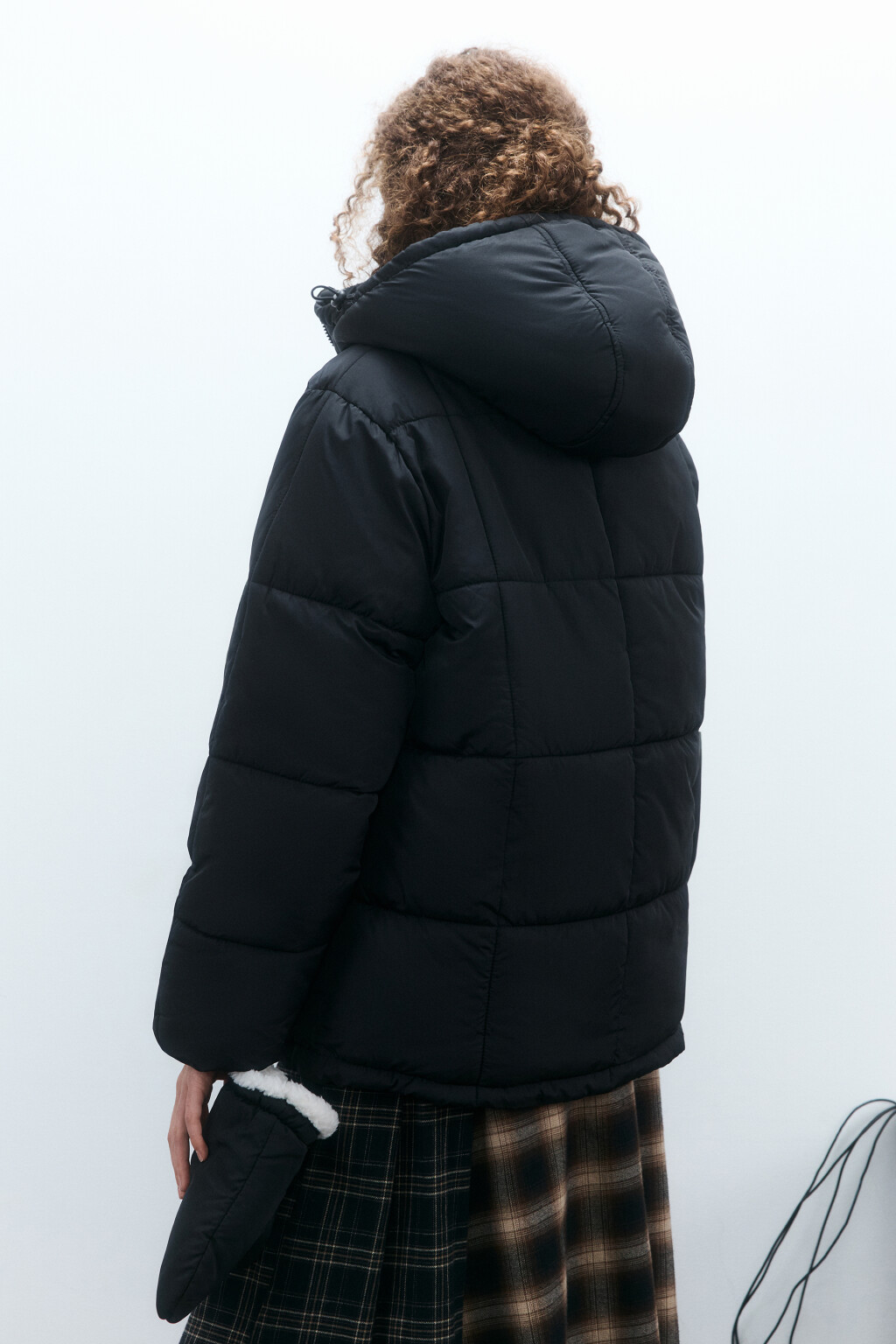 Куртка стеганая с капюшоном и рукавицами - цвет черный - 4