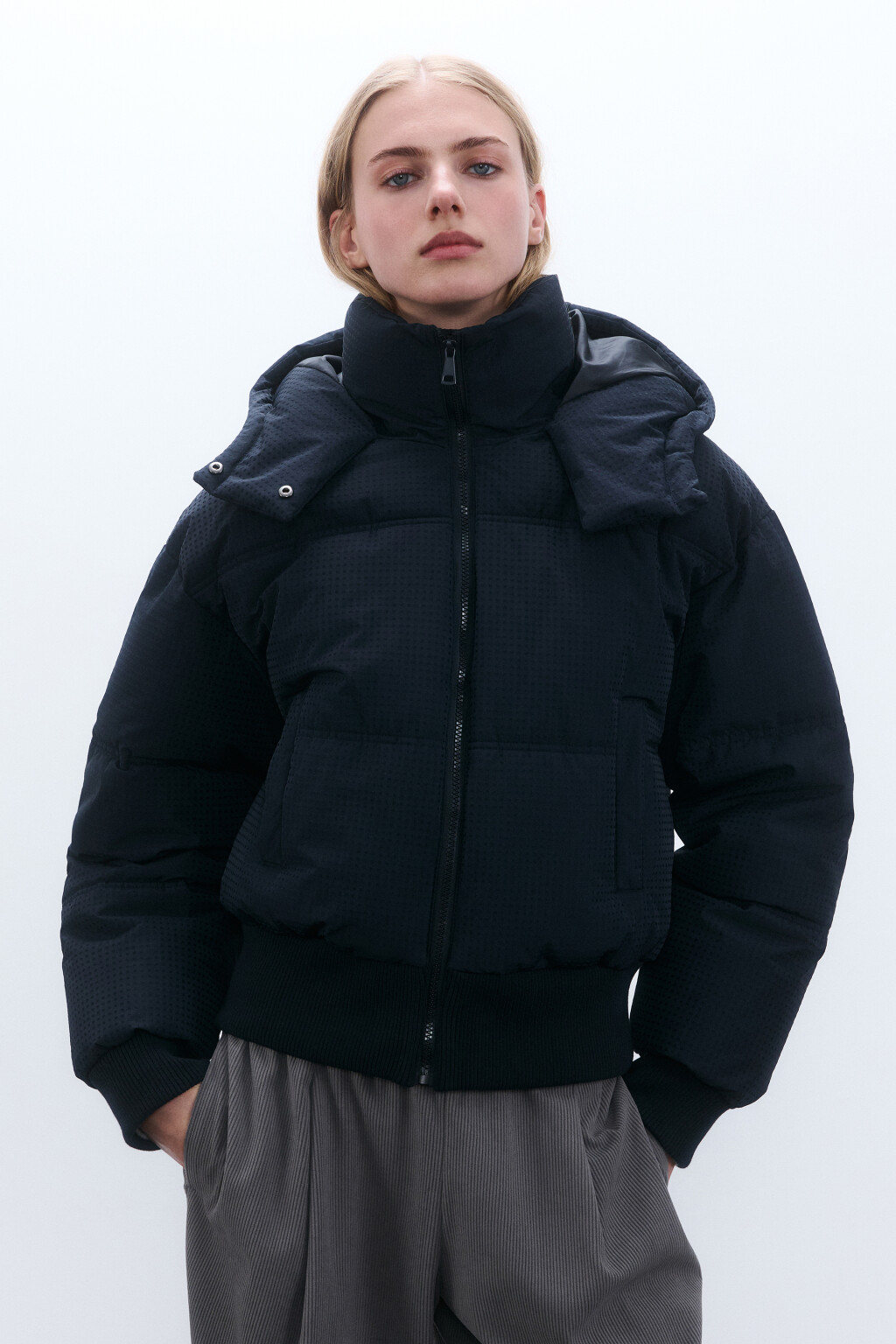 Куртка укороченная с капюшоном - цвет черный - 2