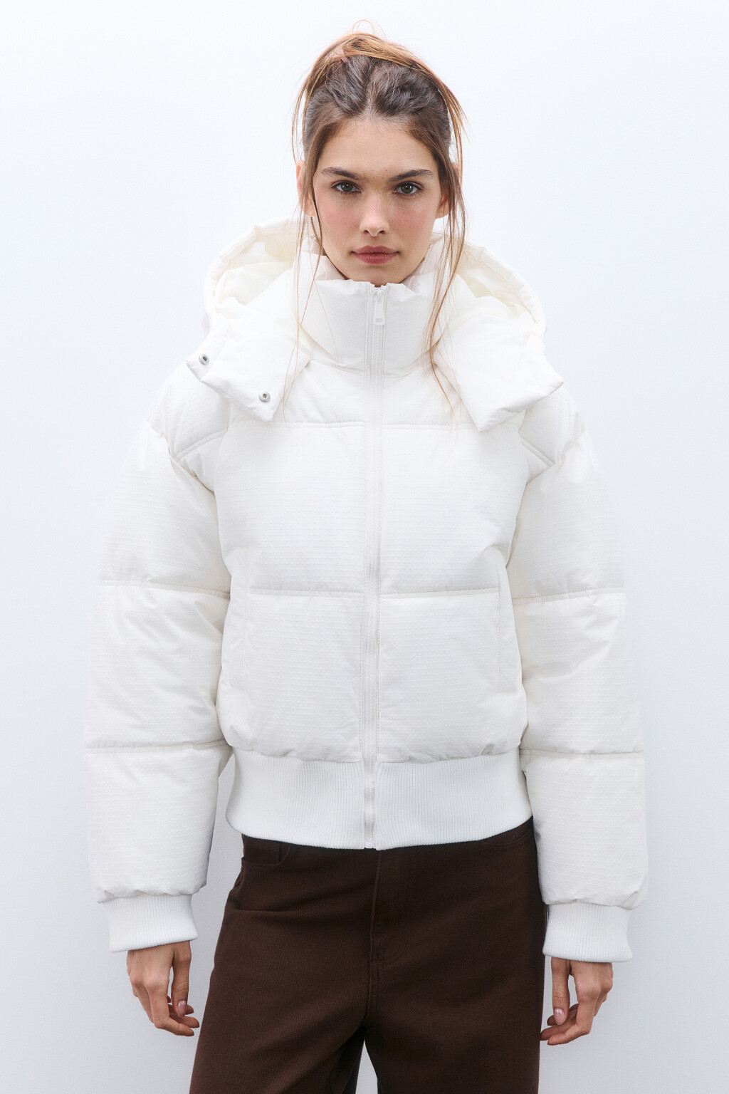 Куртка укороченная с капюшоном - цвет молочный - 2