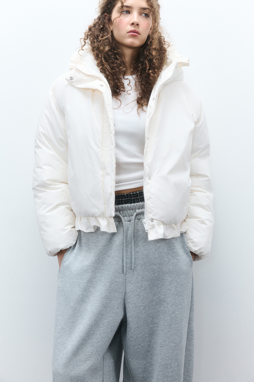 Куртка с капюшоном и оборками - цвет молочный - 1