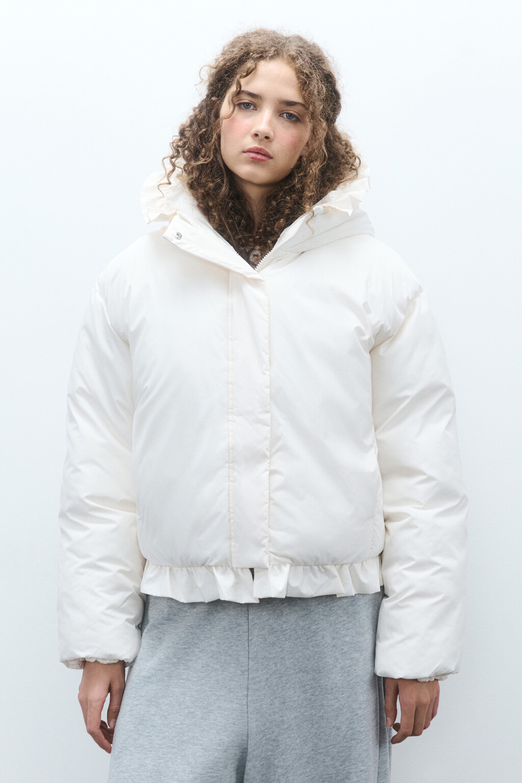 Куртка с капюшоном и оборками - цвет молочный - 2