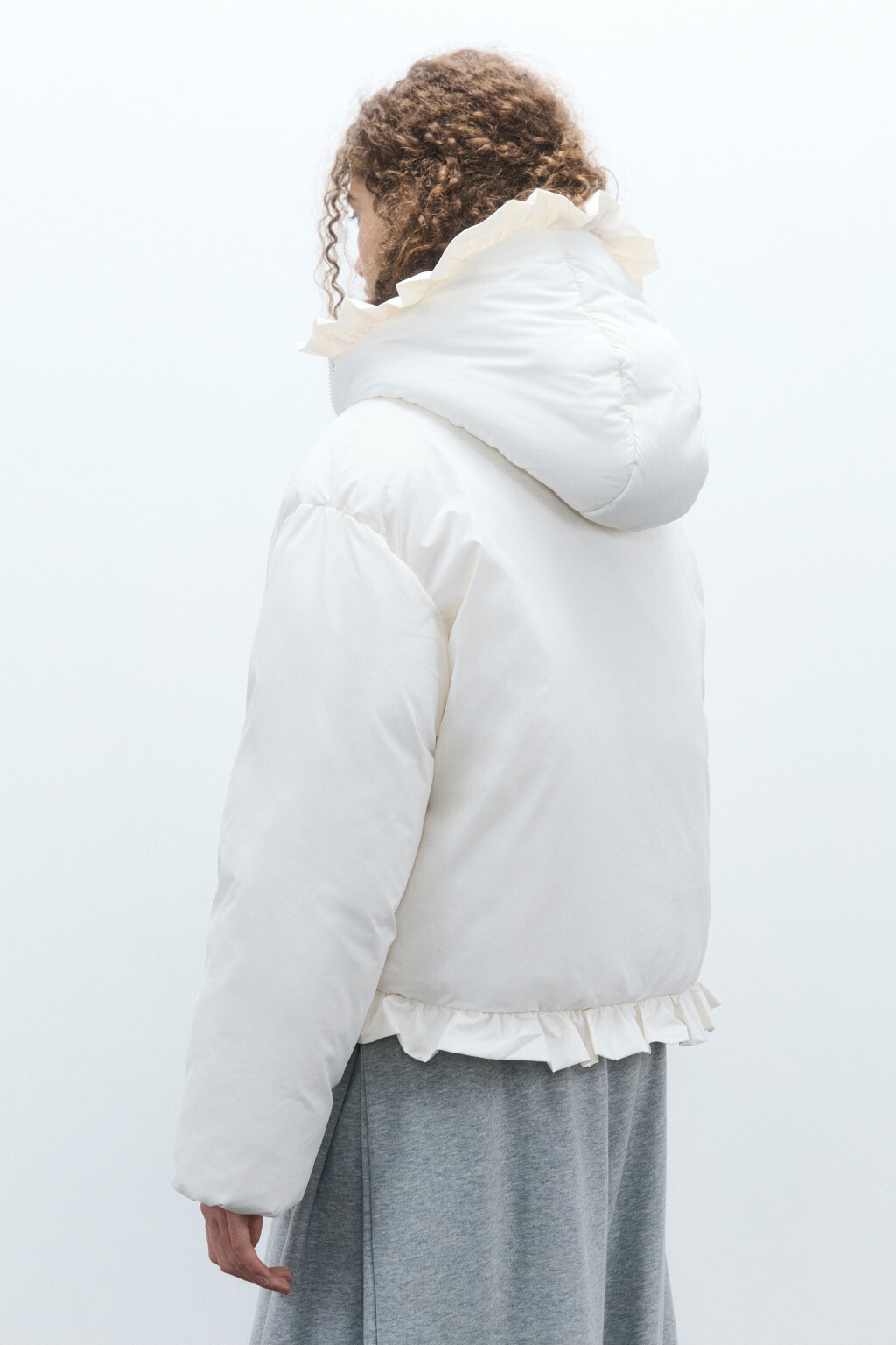 Куртка с капюшоном и оборками - цвет молочный - 3