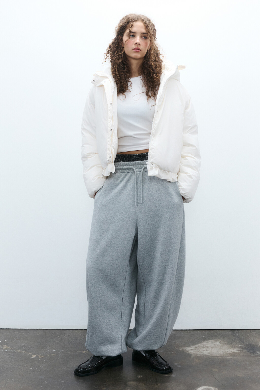 Куртка с капюшоном и оборками - цвет молочный - 4