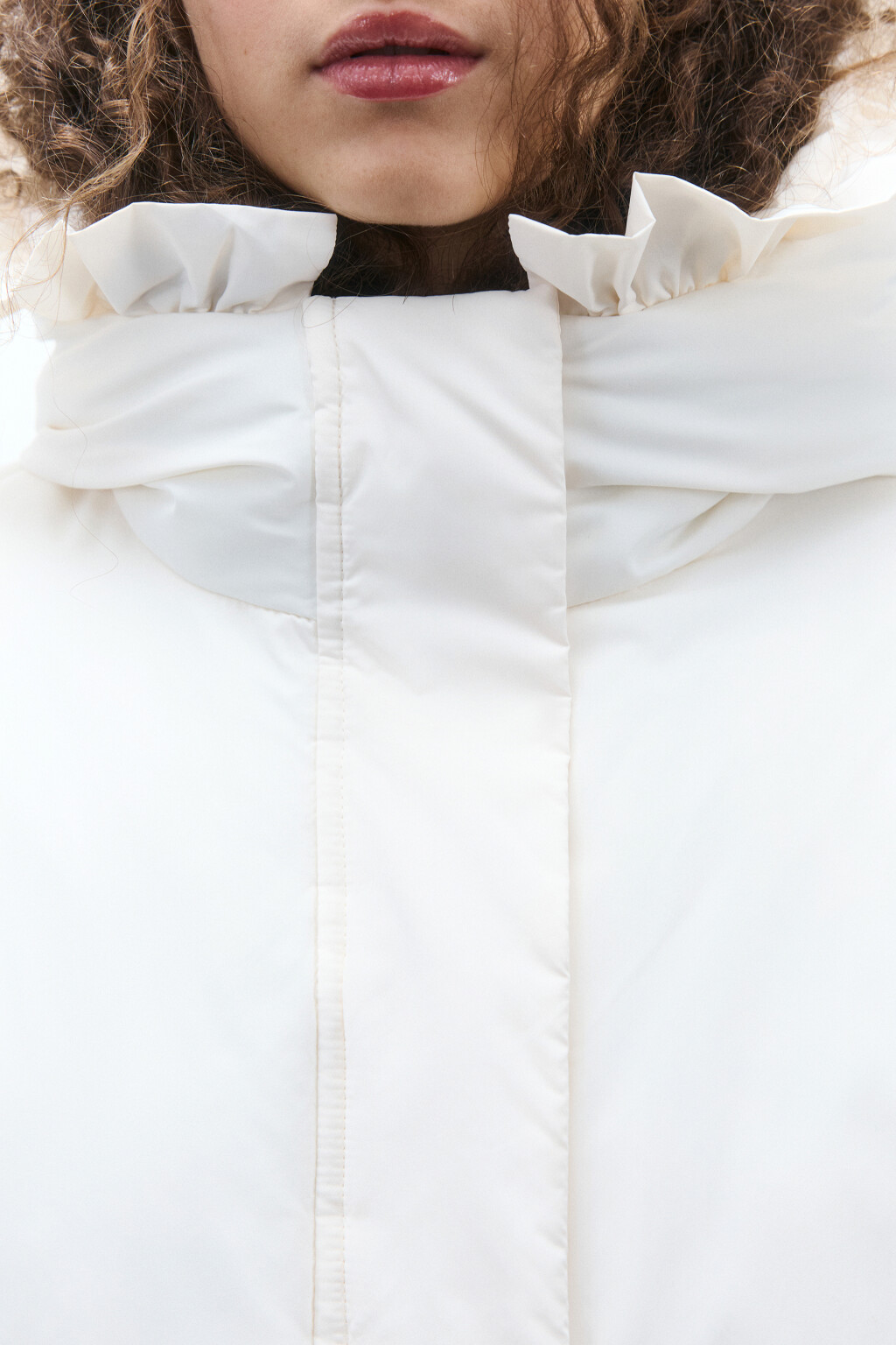 Куртка с капюшоном и оборками - цвет молочный - 6