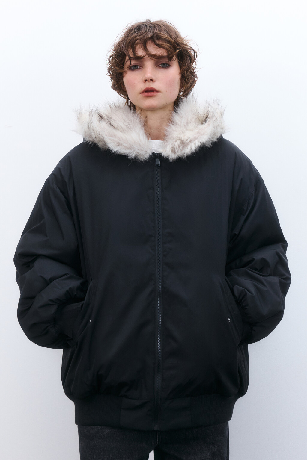 Бомбер с капюшоном и меховой отделкой - цвет черный - 2