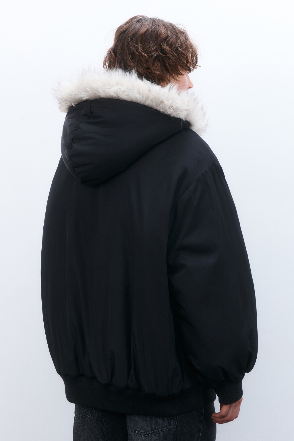 Бомбер с капюшоном и меховой отделкой - цвет черный - 3