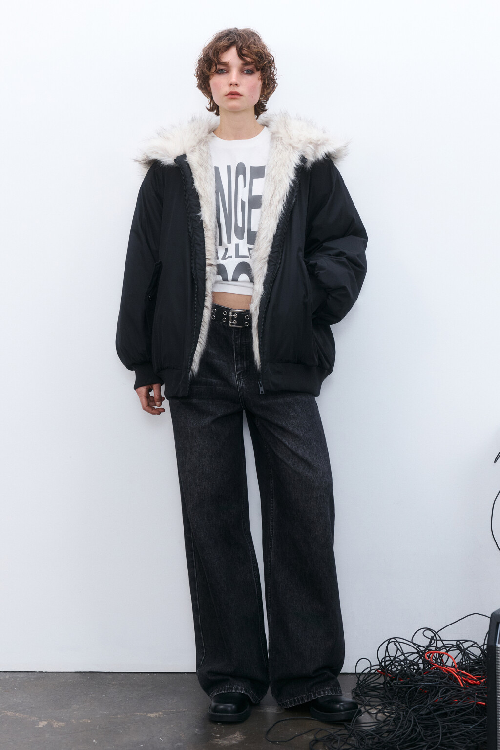 Бомбер с капюшоном и меховой отделкой - цвет черный - 4