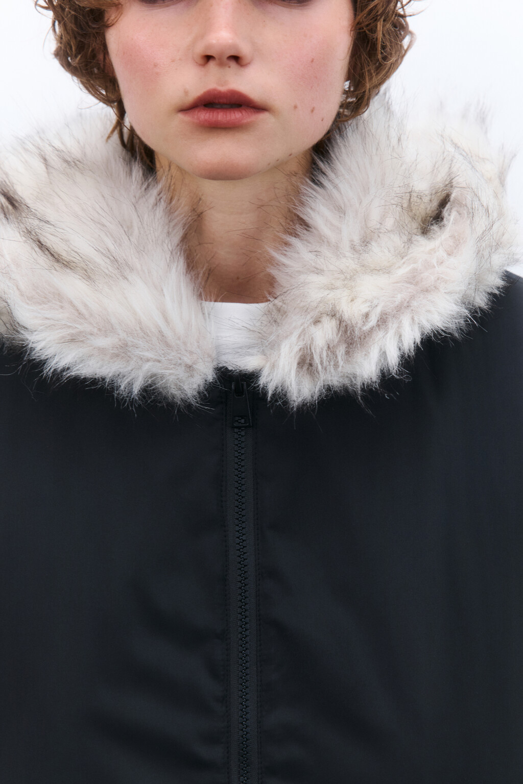 Бомбер с капюшоном и меховой отделкой - цвет черный - 5