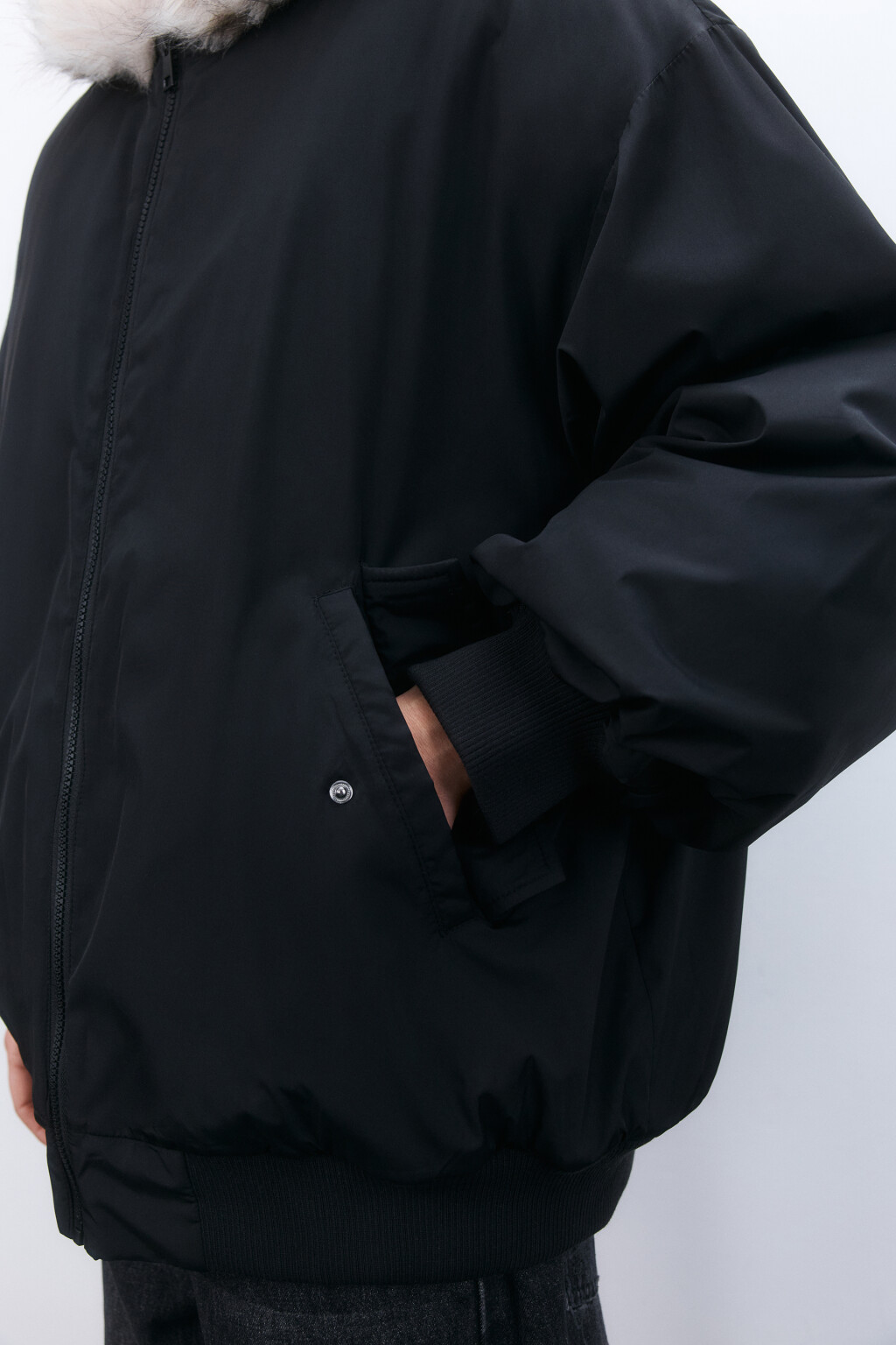 Бомбер с капюшоном и меховой отделкой - цвет черный - 6