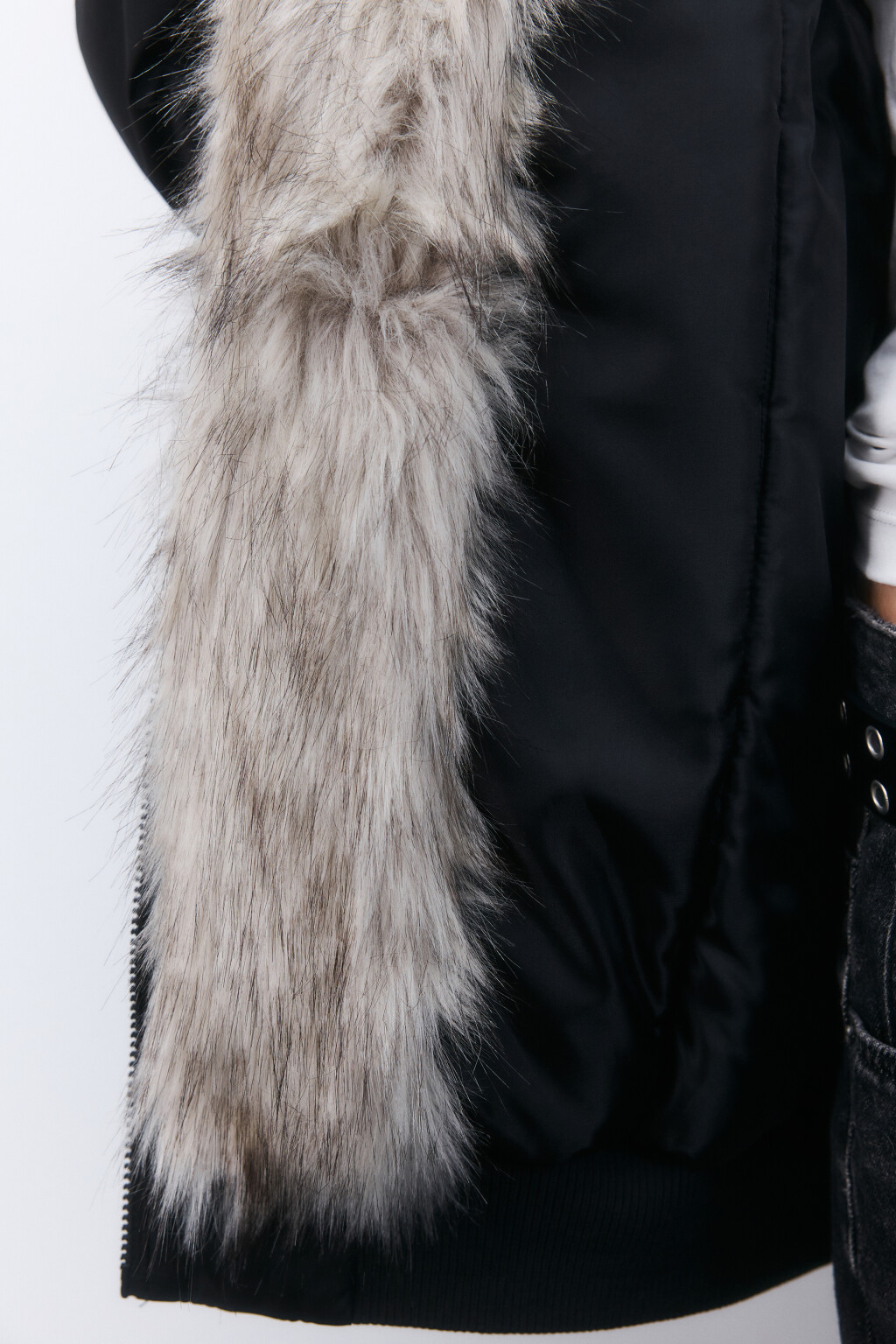 Бомбер с капюшоном и меховой отделкой - цвет черный - 7