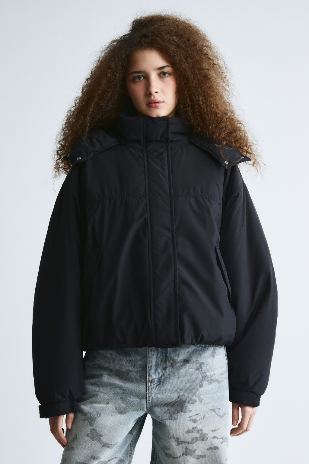Куртка короткая с капюшоном - цвет черный - 2